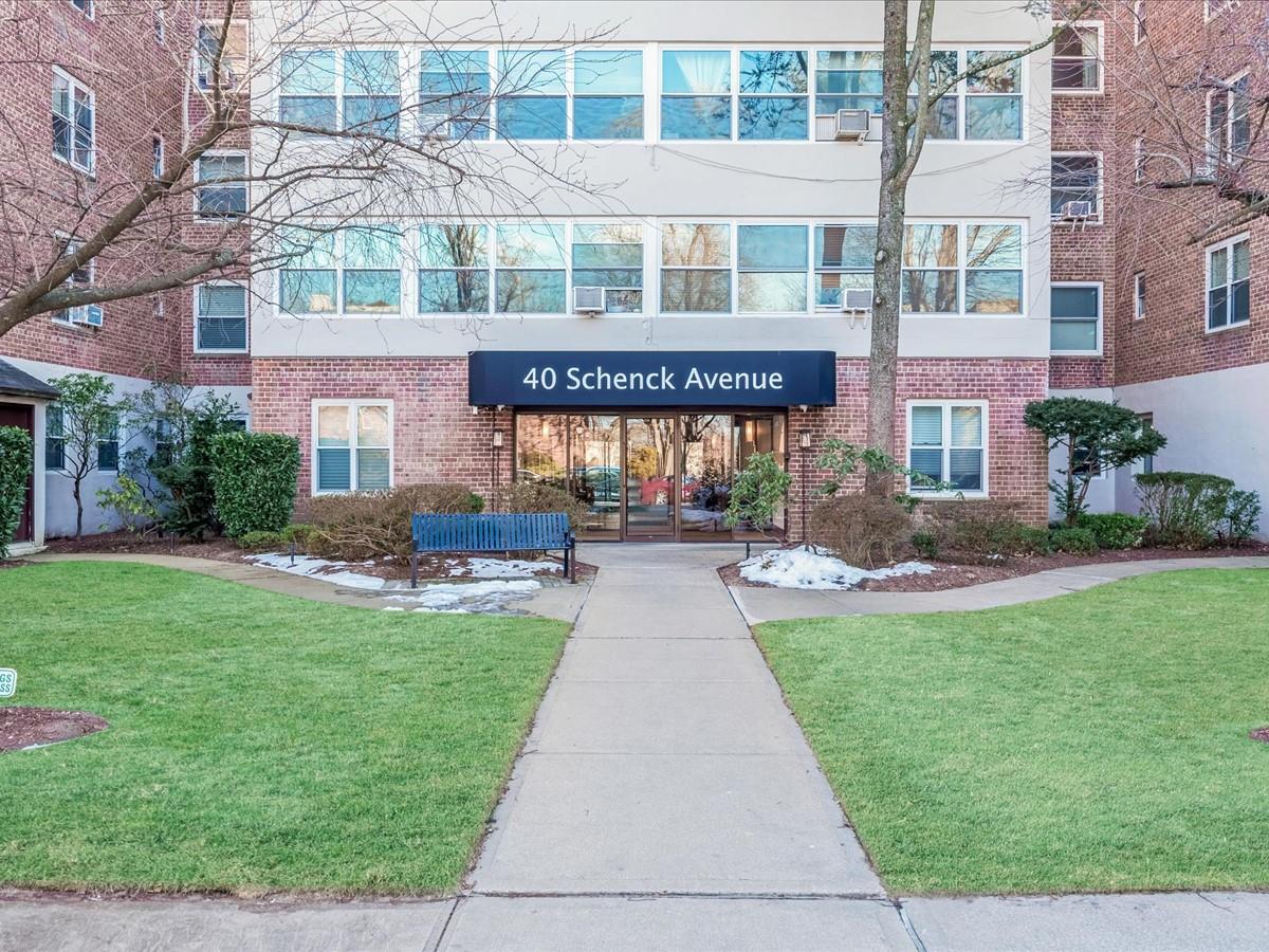 40 Schenck Avenue # 2D, Great Neck, NY 11021
