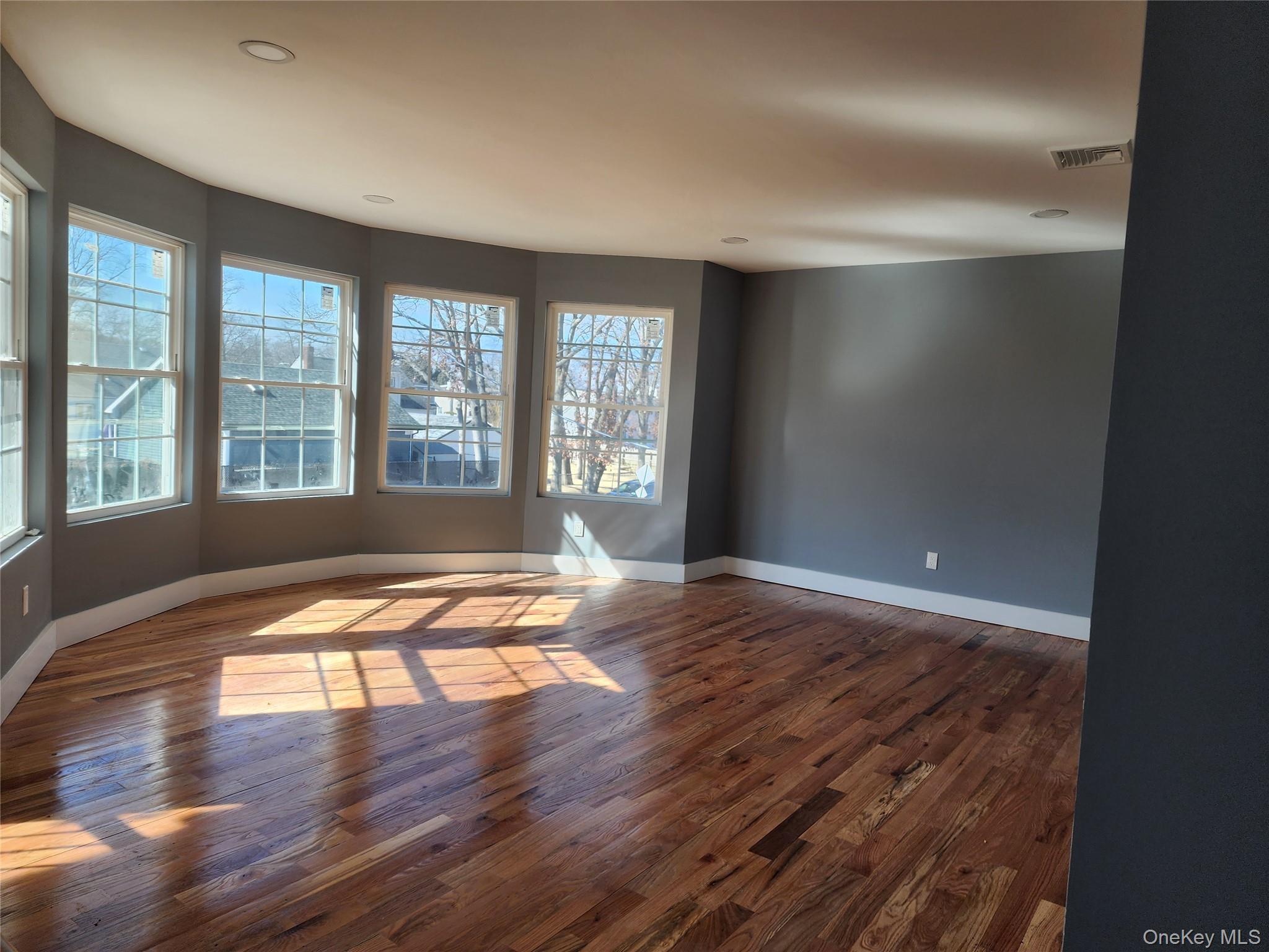 274 S10th Street, Lindenhurst, NY 11757