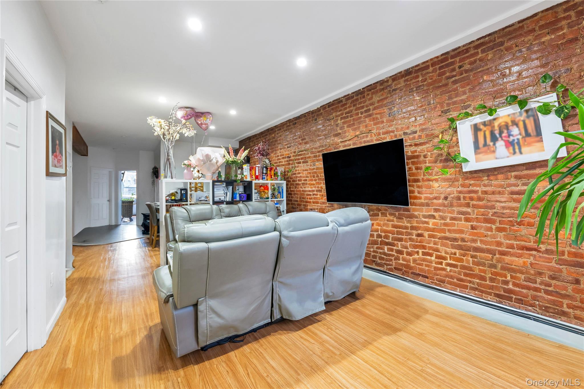 91-08 43rd Ave, Elmhurst, NY 11373