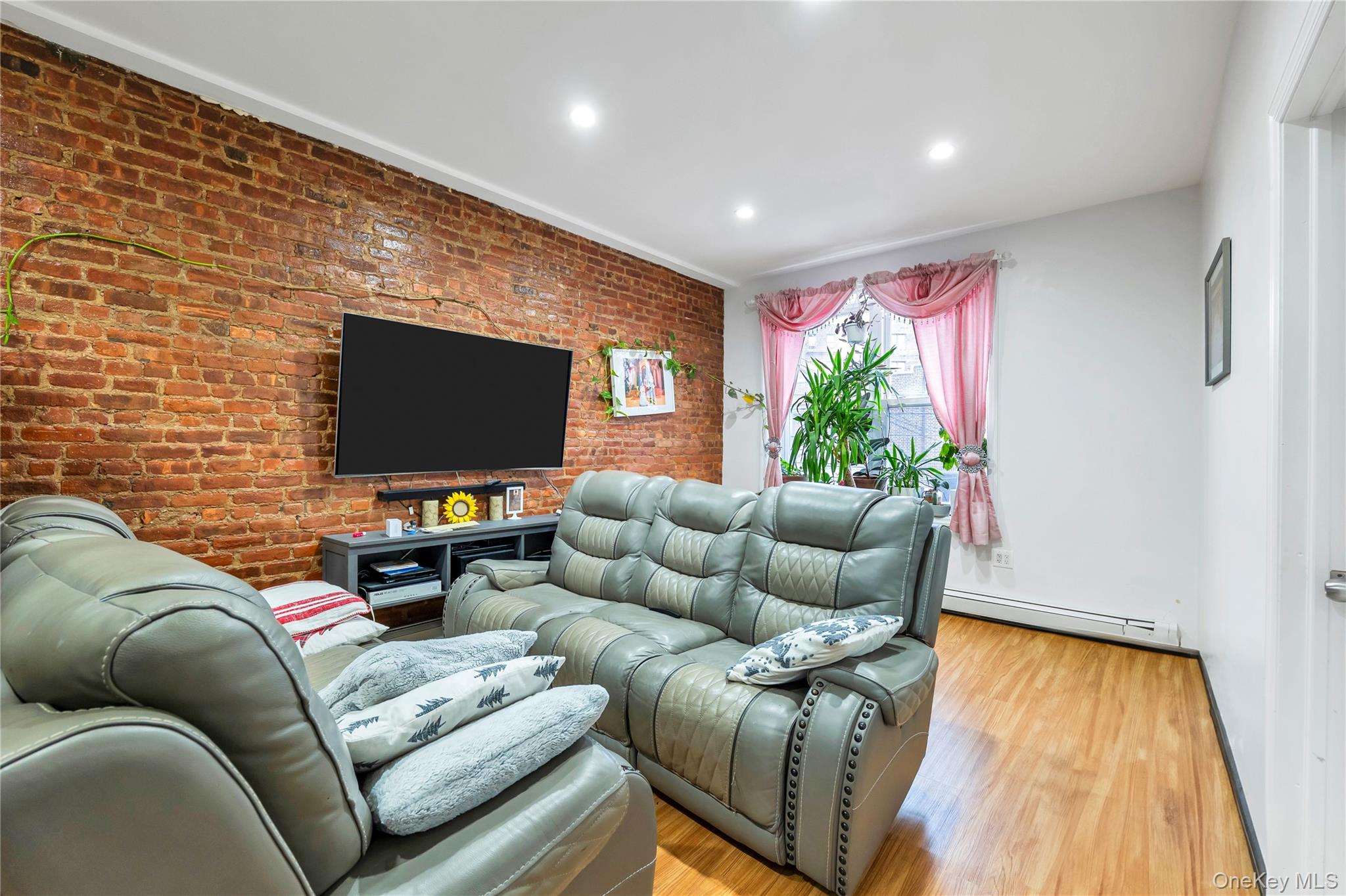 91-08 43rd Ave, Elmhurst, NY 11373