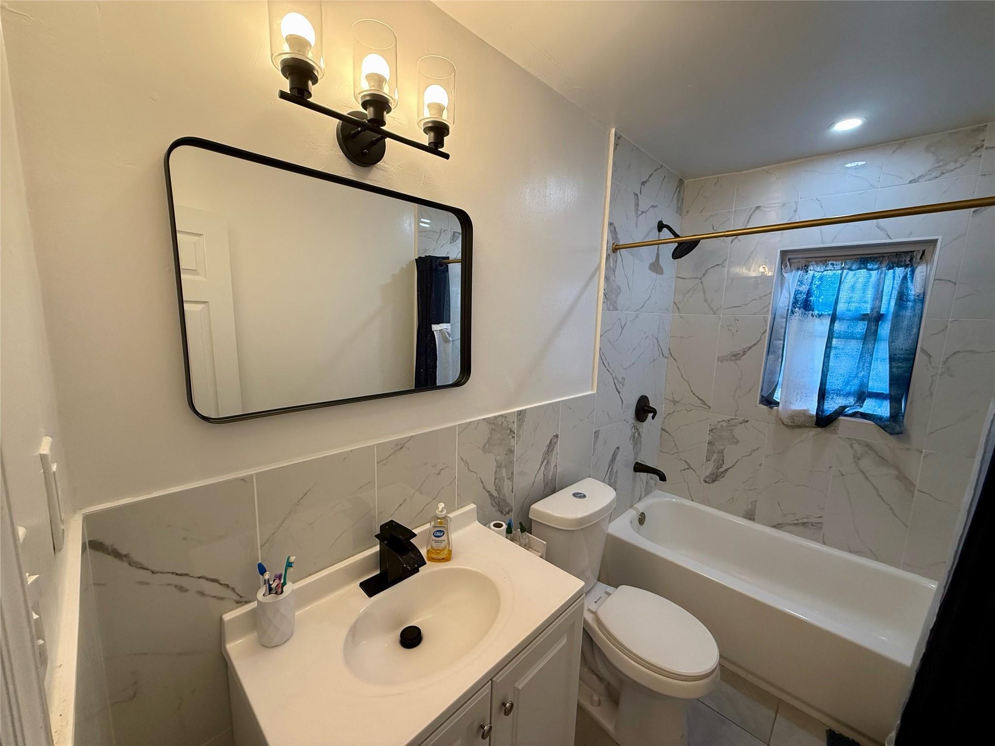 963 E 225th Street, Bronx, NY 10466