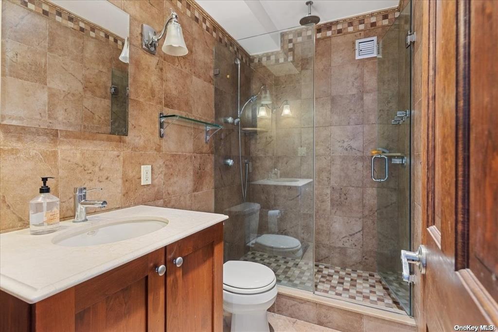 2 Bay Club Dr # PhD, Bayside, NY 11360
