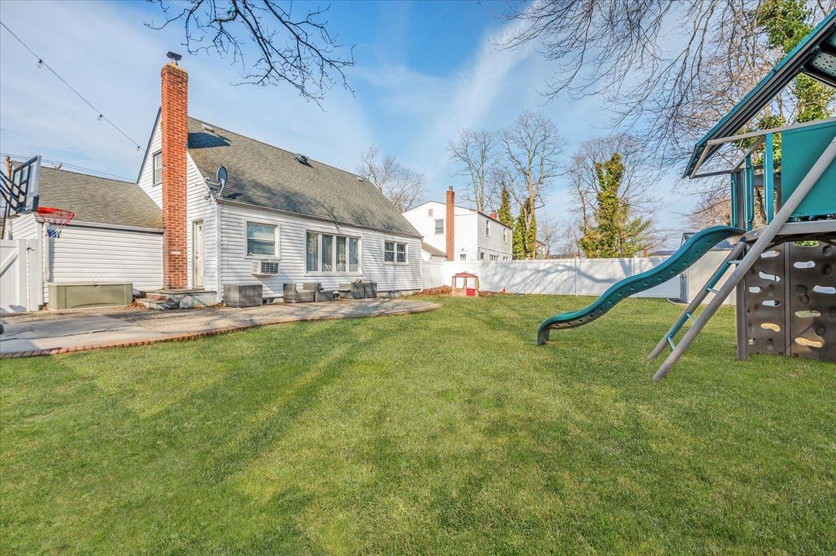 1747 Meadowbrook Road, Merrick, NY 11566