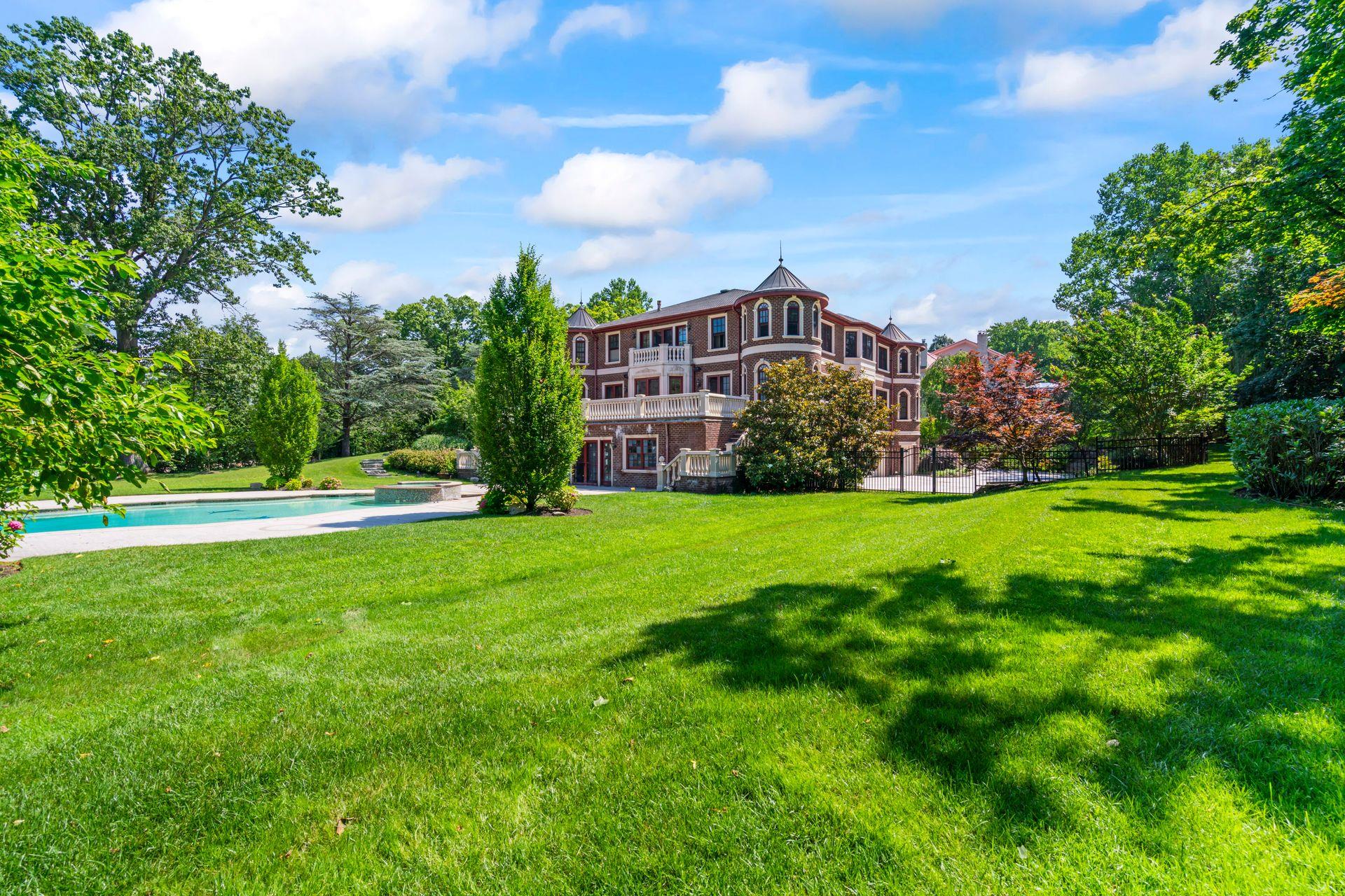 28 Whitney Circle, Glen Cove, NY 11542