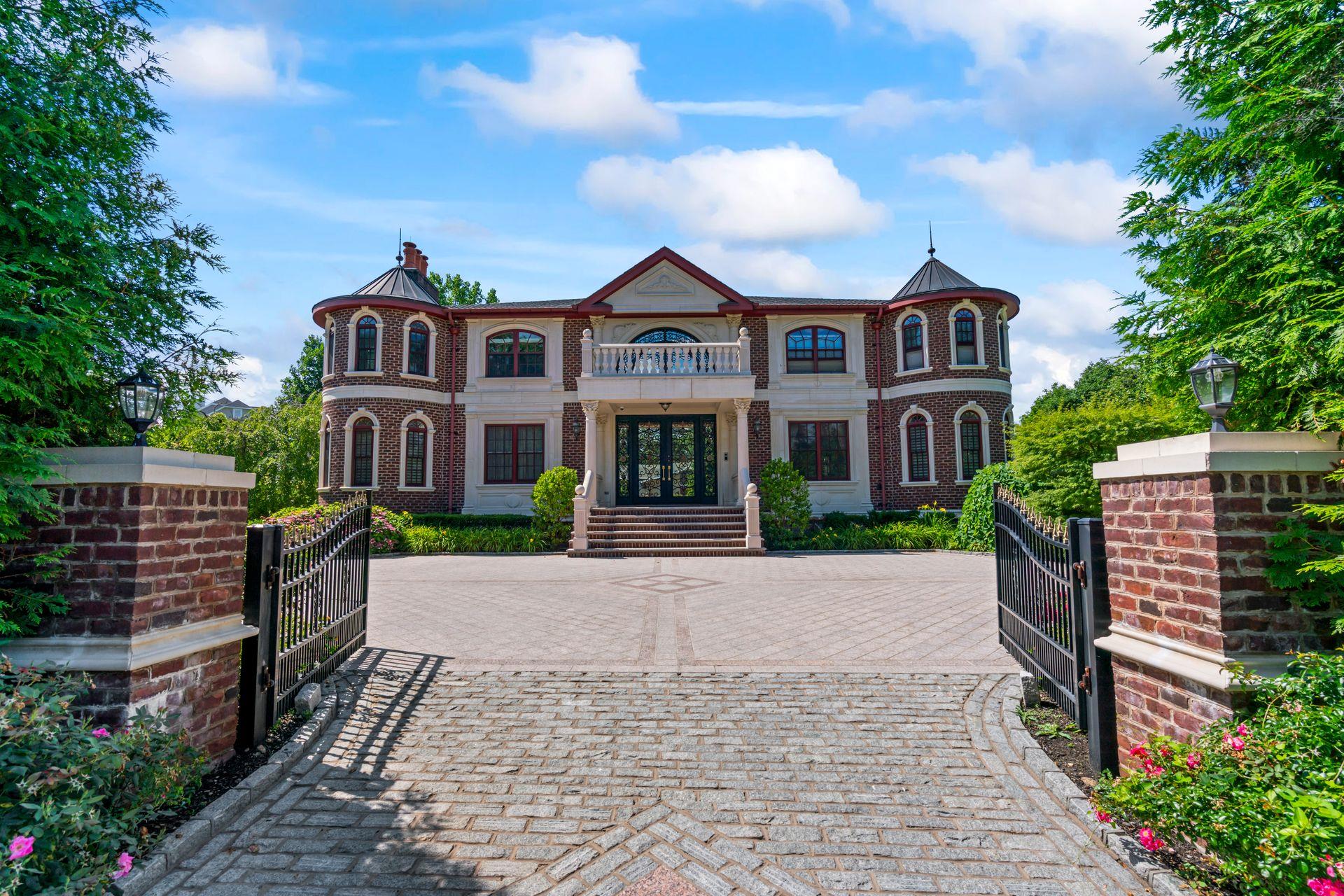 28 Whitney Circle, Glen Cove, NY 11542