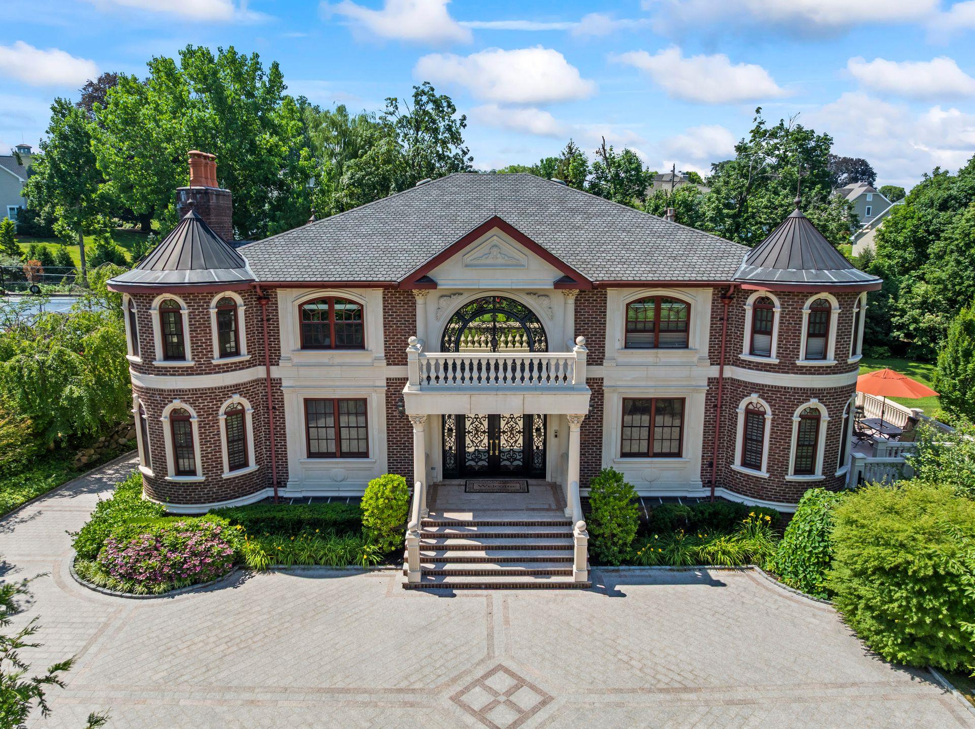 28 Whitney Circle, Glen Cove, NY 11542