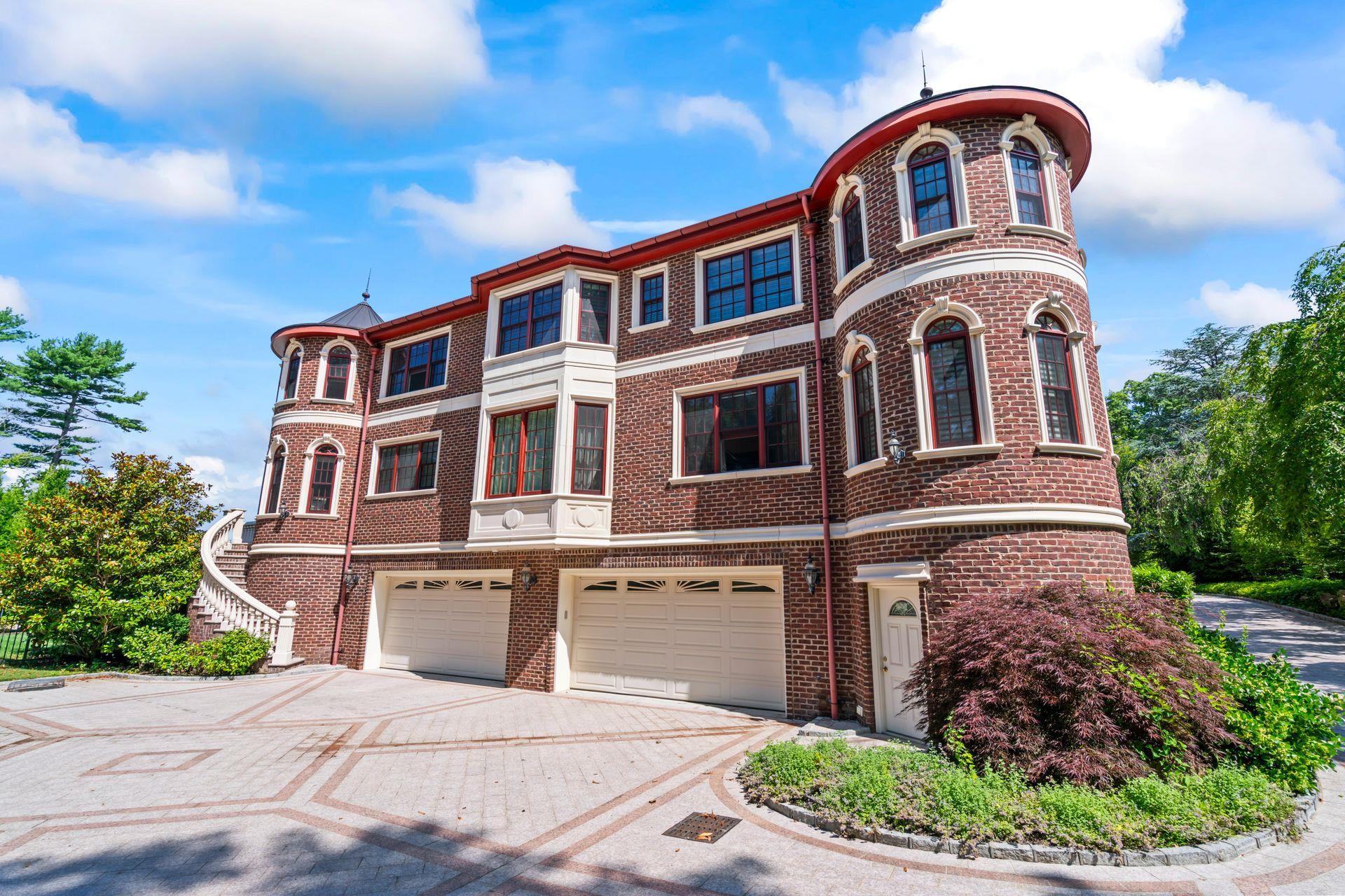 28 Whitney Circle, Glen Cove, NY 11542