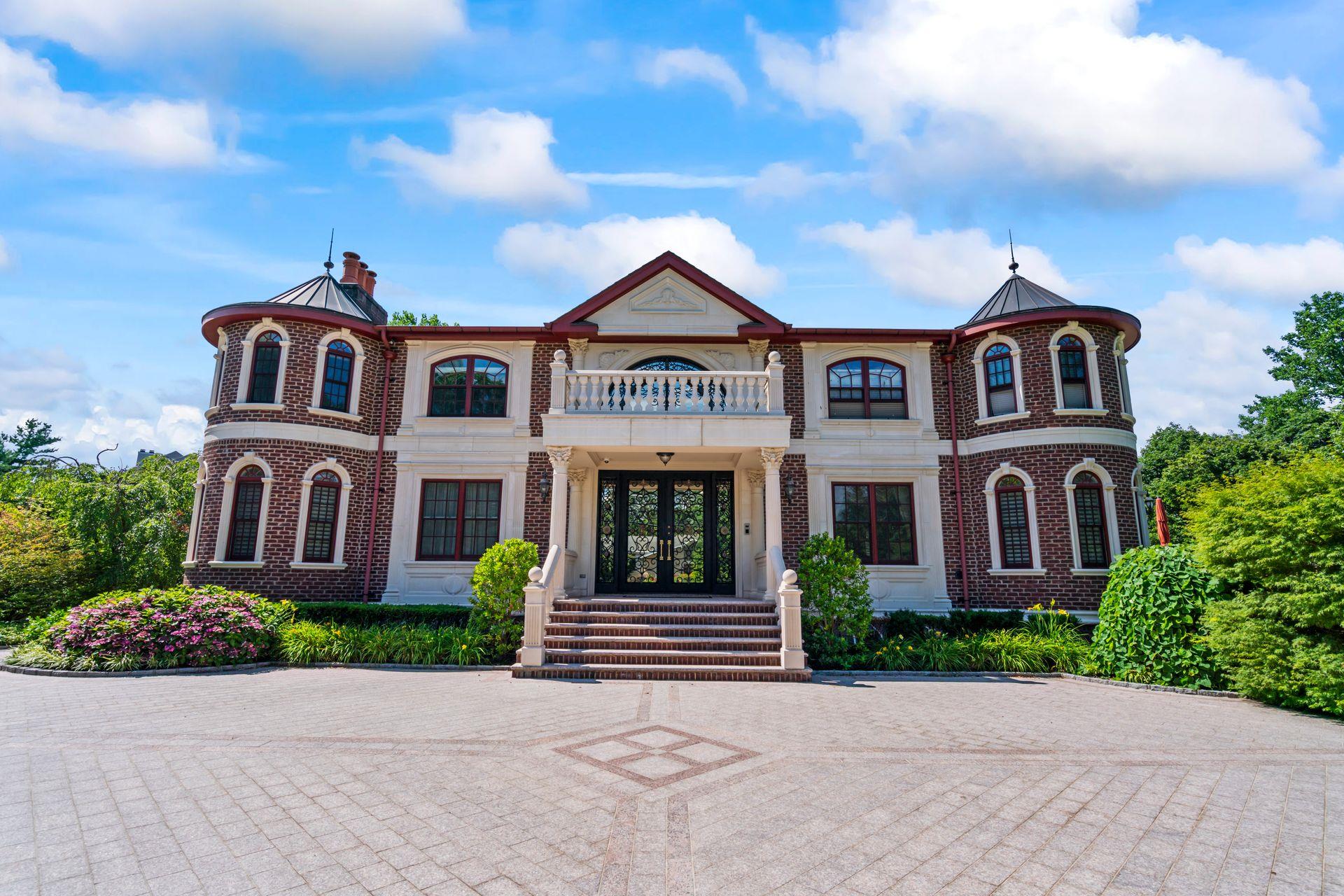 28 Whitney Circle, Glen Cove, NY 11542