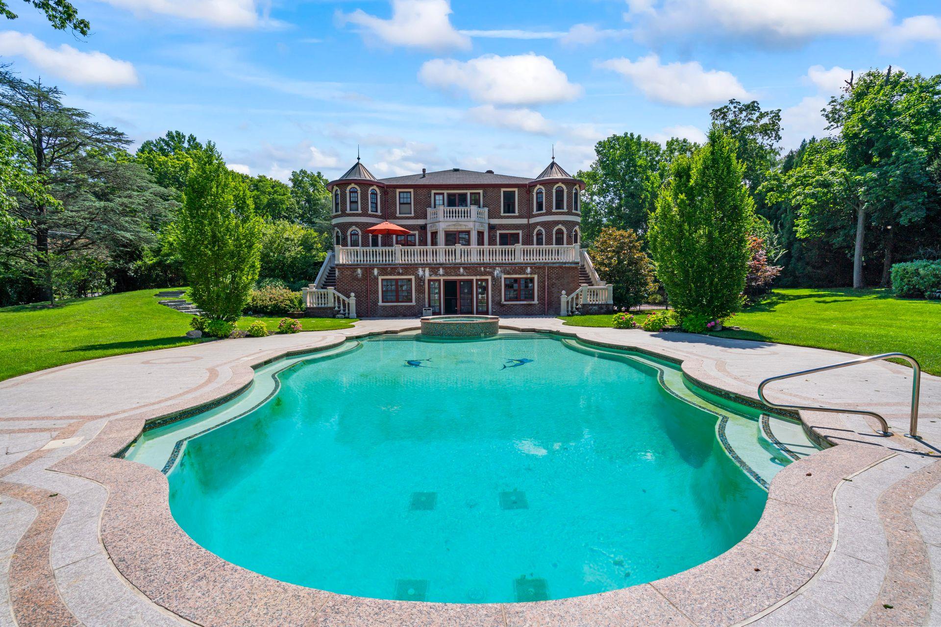 28 Whitney Circle, Glen Cove, NY 11542