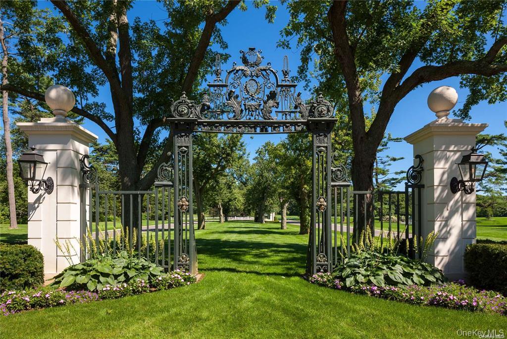 6 Stable Lane, Old Westbury, NY