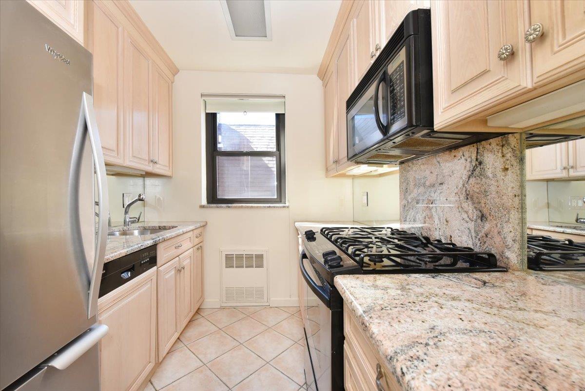15 Hill Park Avenue # 2-C, Great Neck, NY 11021