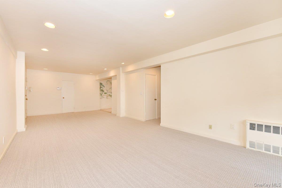 15 Hill Park Avenue # 2-C, Great Neck, NY 11021