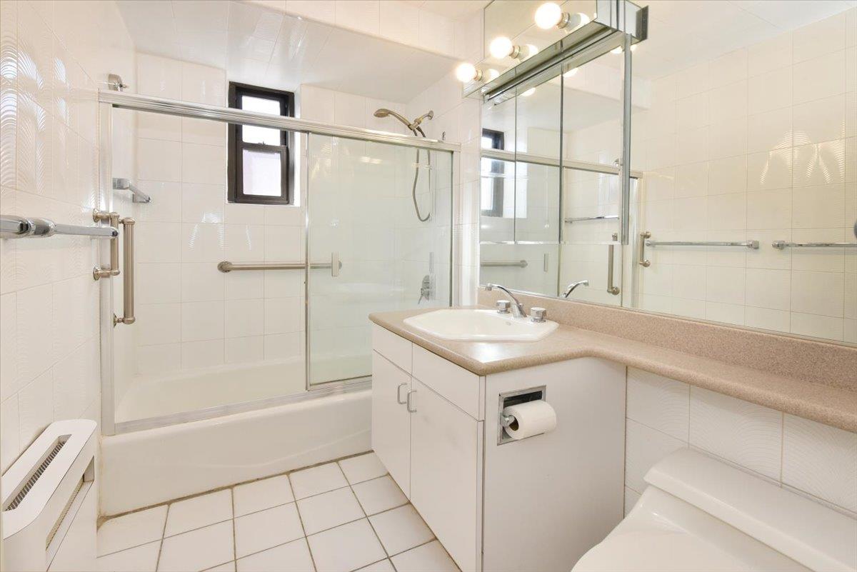 15 Hill Park Avenue # 2-C, Great Neck, NY 11021