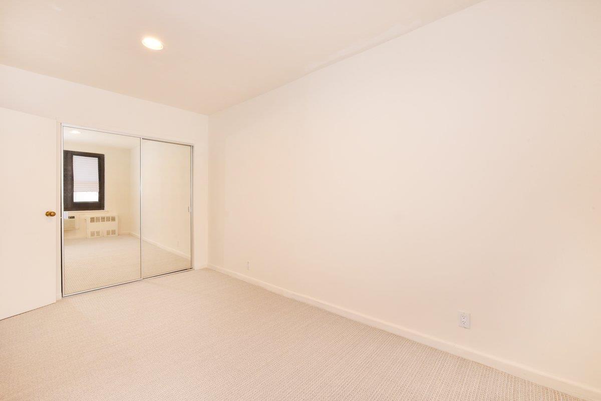 15 Hill Park Avenue # 2-C, Great Neck, NY 11021