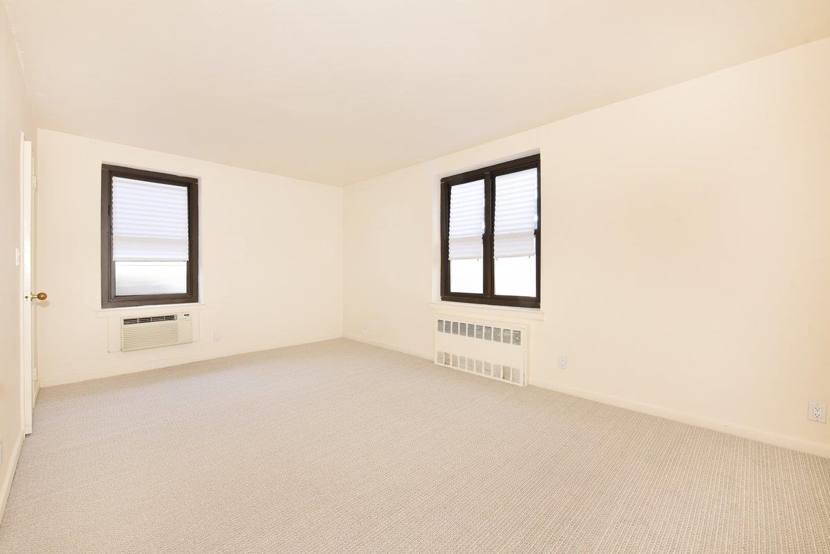 15 Hill Park Avenue # 2-C, Great Neck, NY 11021