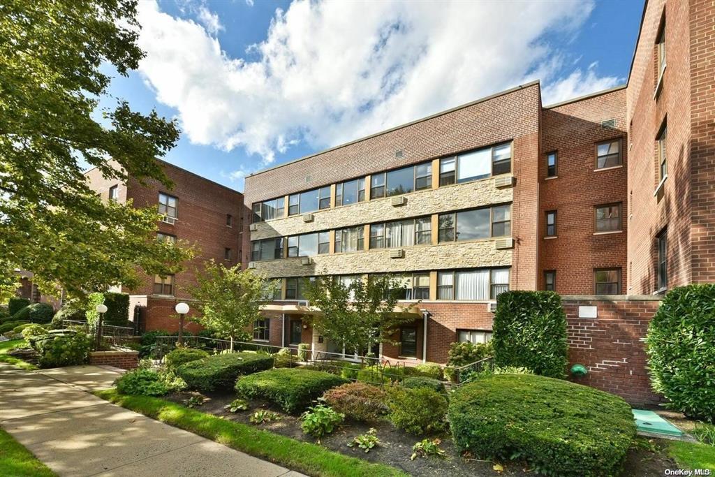 15 Hill Park Avenue # 2-C, Great Neck, NY 11021