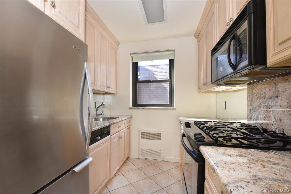 15 Hill Park Avenue # 2-C, Great Neck, NY 11021