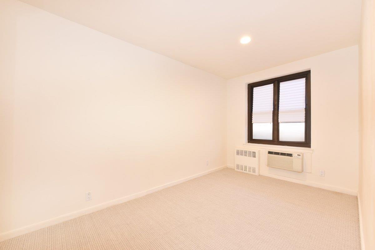 15 Hill Park Avenue # 2-C, Great Neck, NY 11021