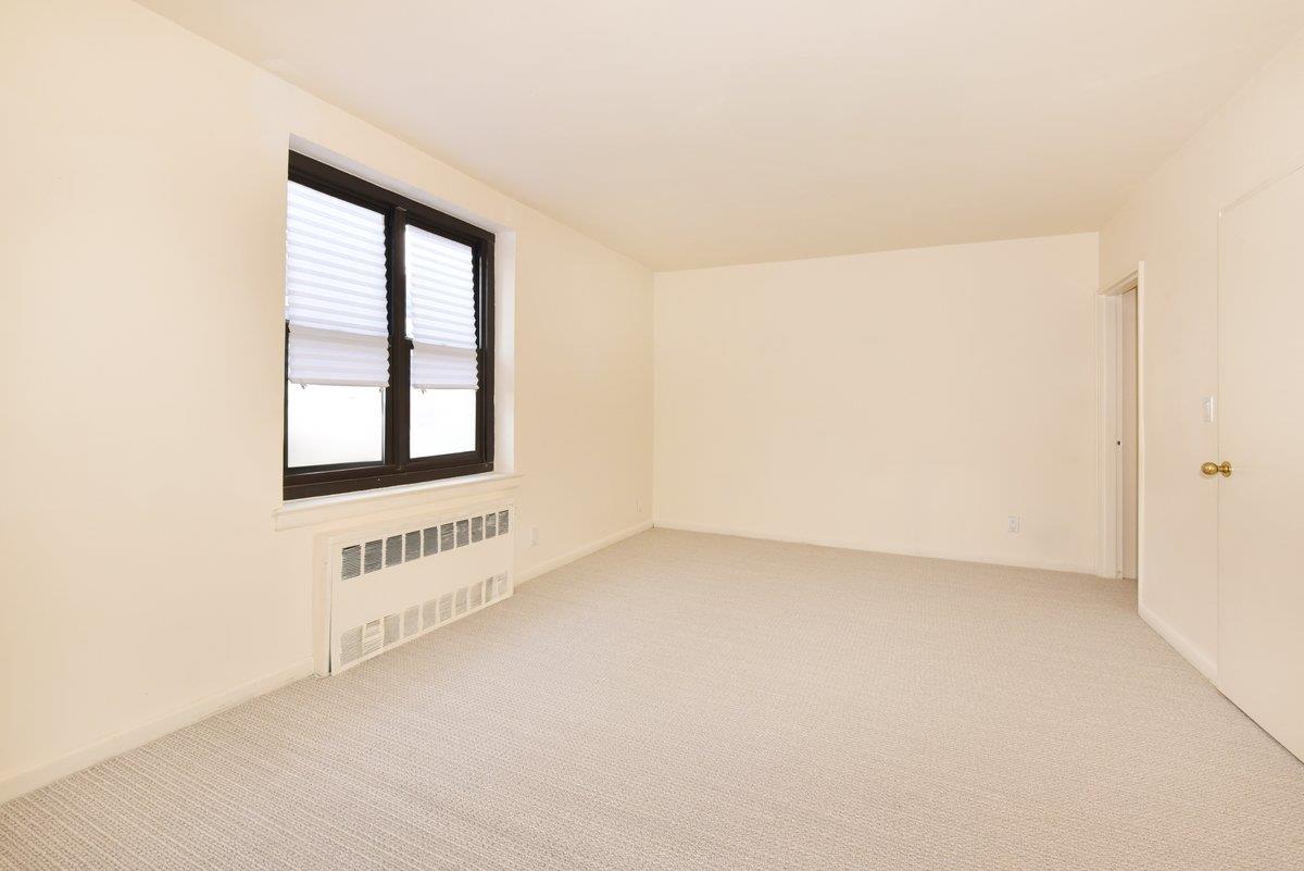 15 Hill Park Avenue # 2-C, Great Neck, NY 11021