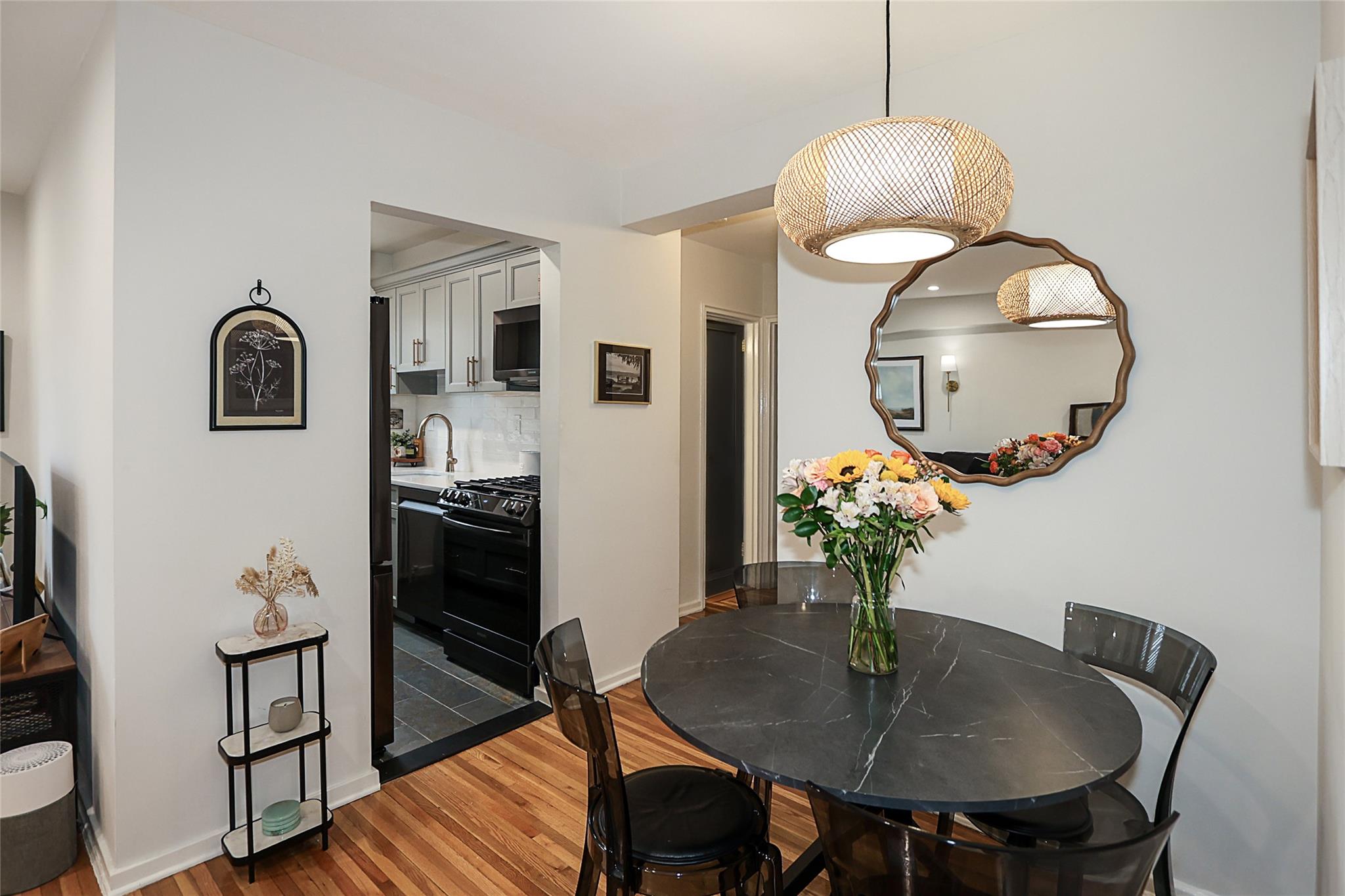 2 Edwards Street # 3 B, Roslyn Heights, NY 11577
