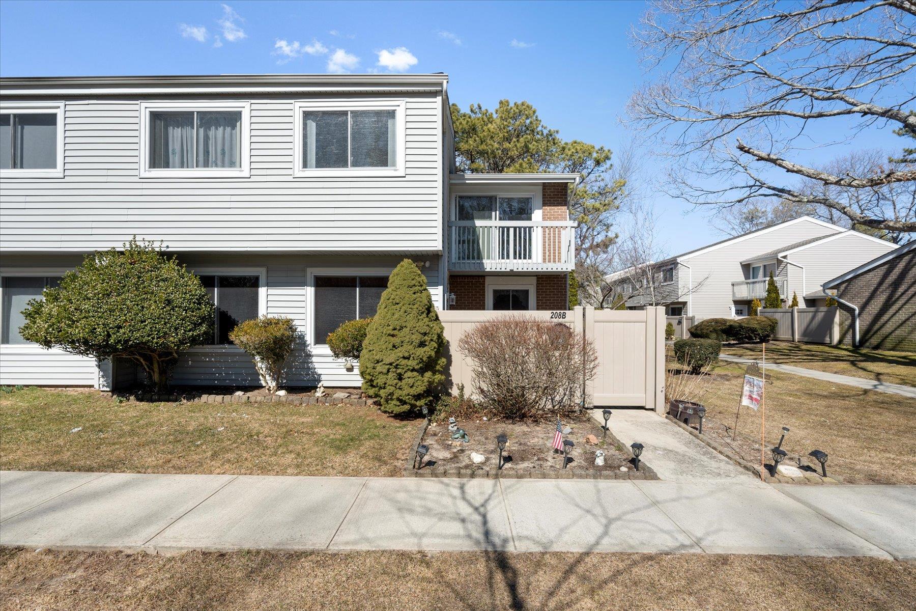 208 Springmeadow Drive # B, Holbrook, NY 11741
