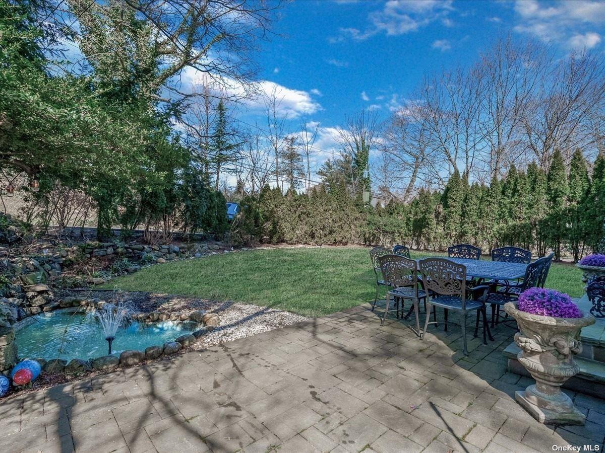 7 The Locusts, Roslyn Estates, NY 11576
