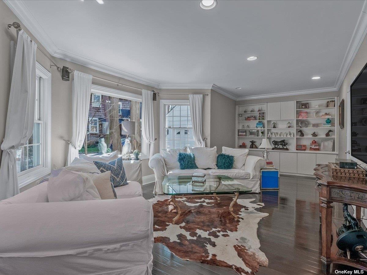 7 The Locusts, Roslyn Estates, NY 11576
