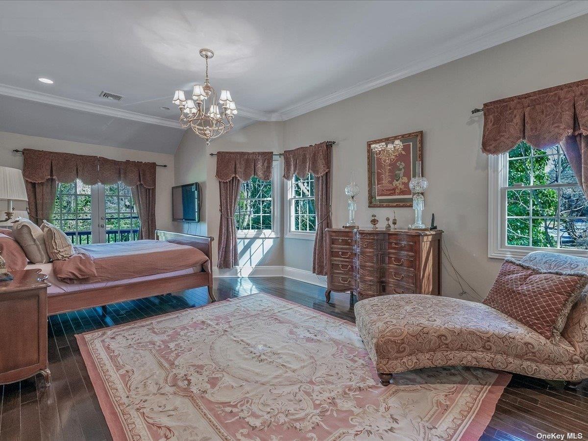 7 The Locusts, Roslyn Estates, NY 11576