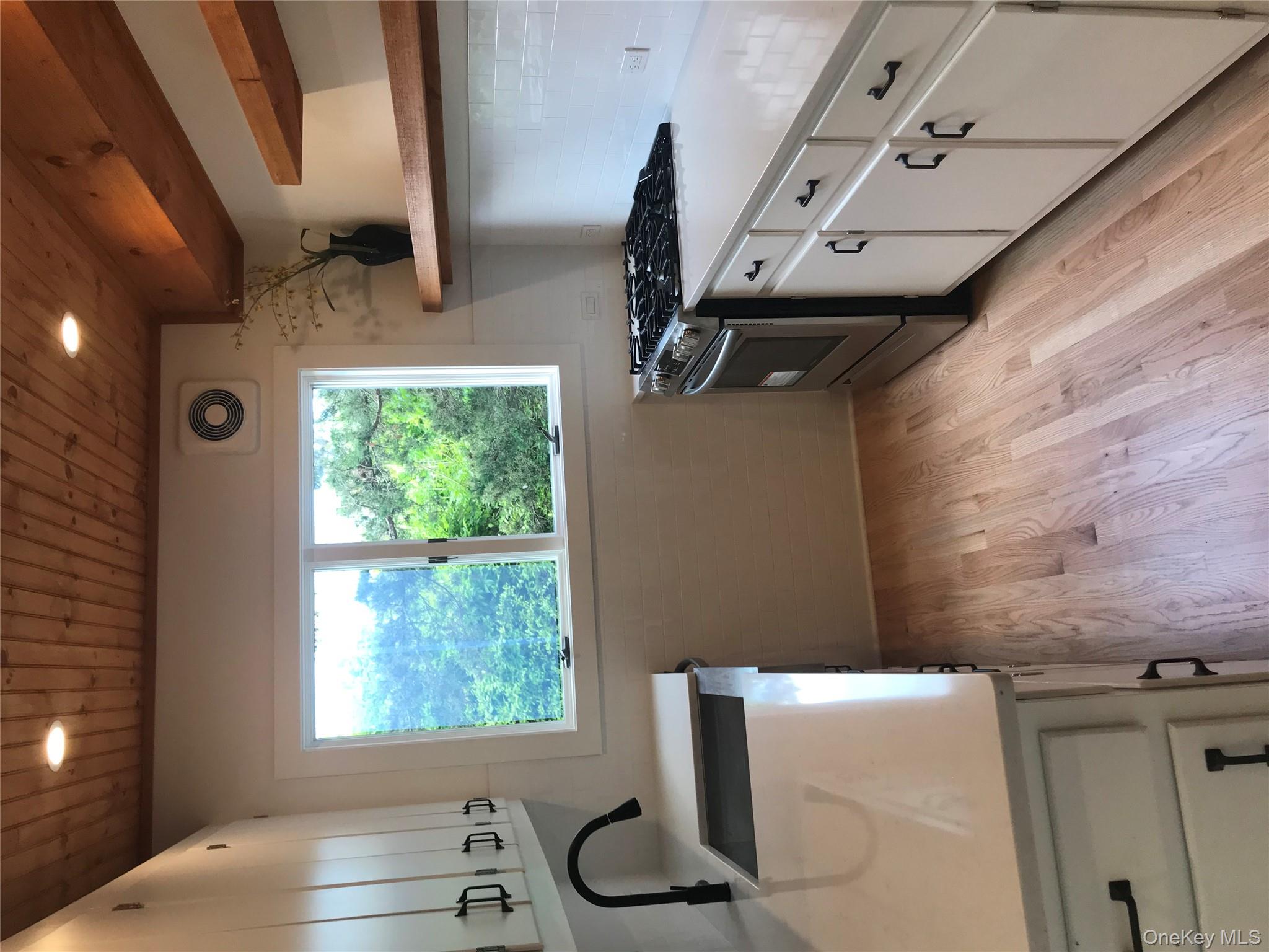 33 Dune Way, Seaview, NY 11770