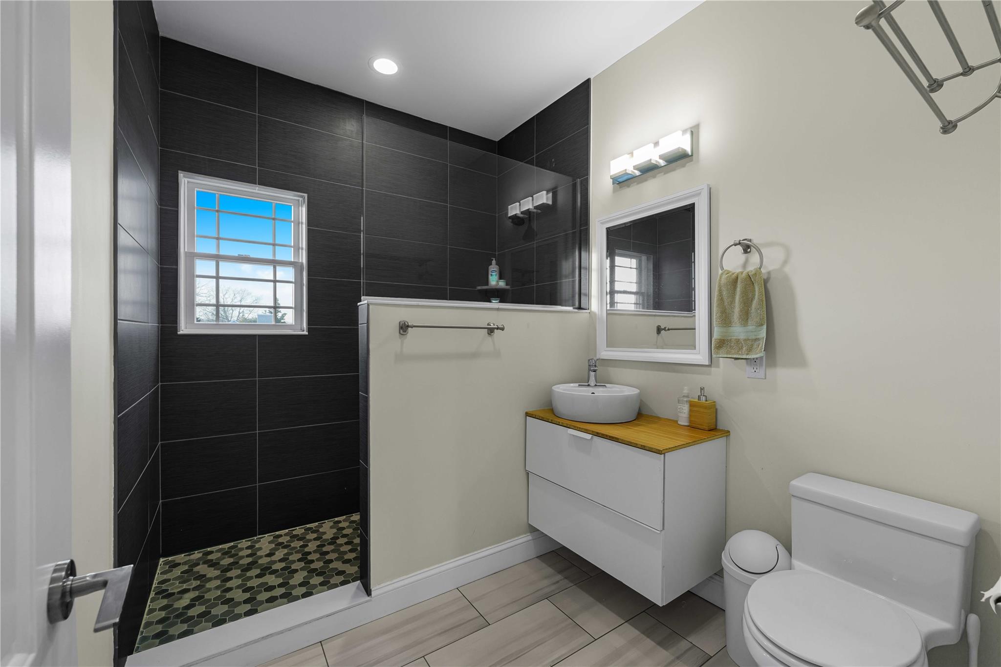 20 Ludlow Lane, Hampton Bays, NY 11946