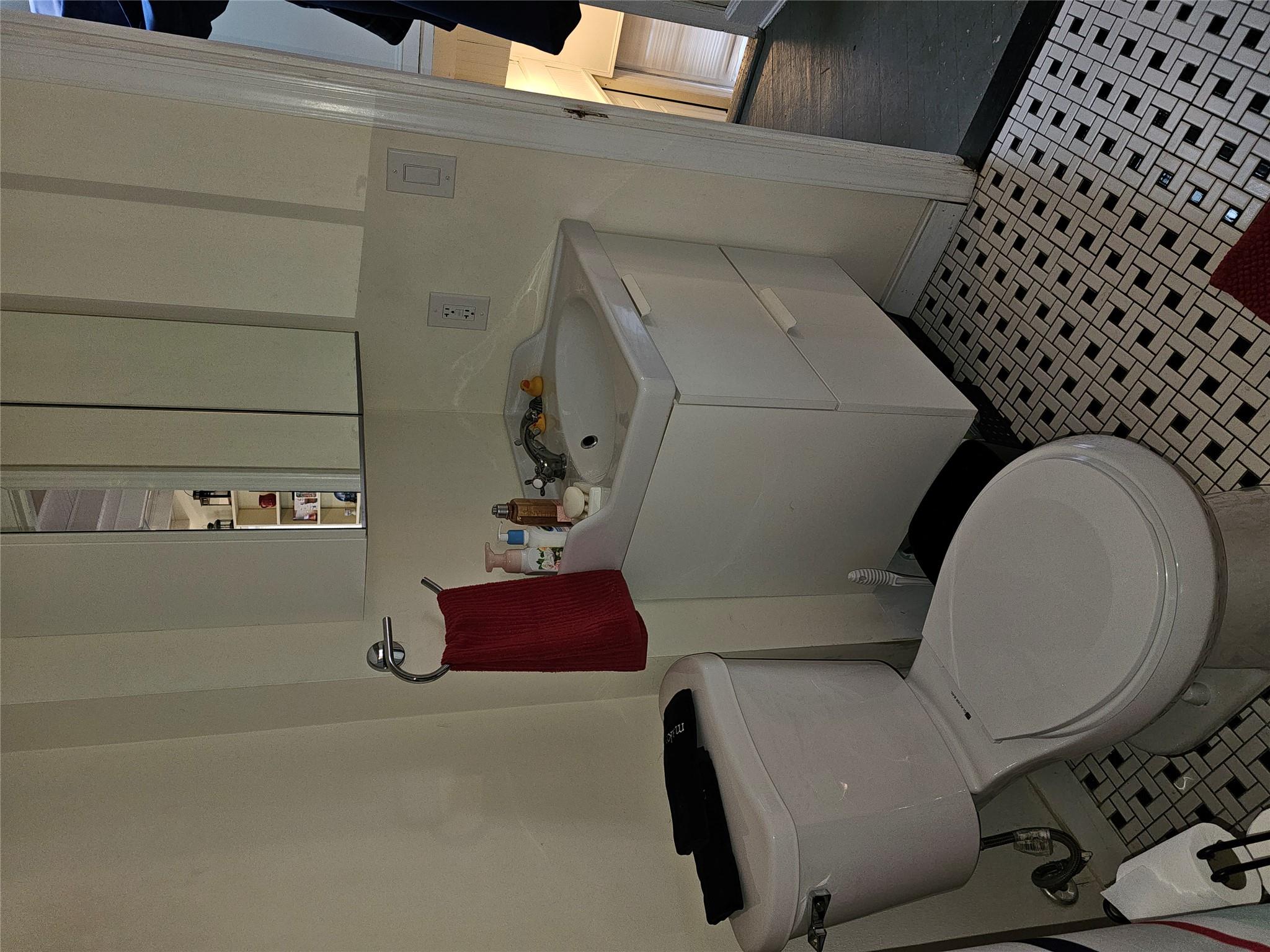 208 Sportsmans Avenue, Freeport, NY 11520