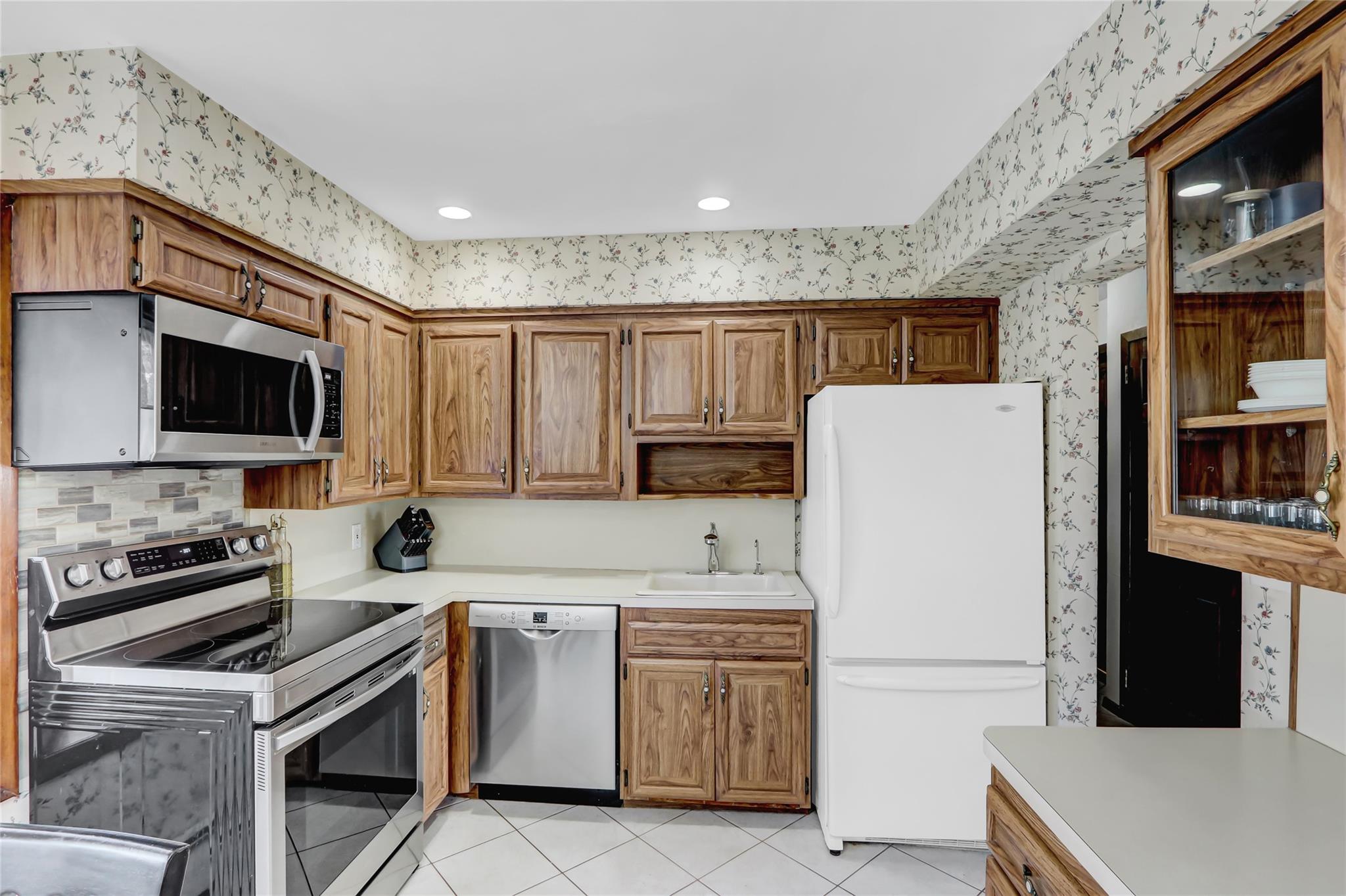 25 Arch Avenue, Farmingdale, NY 11735
