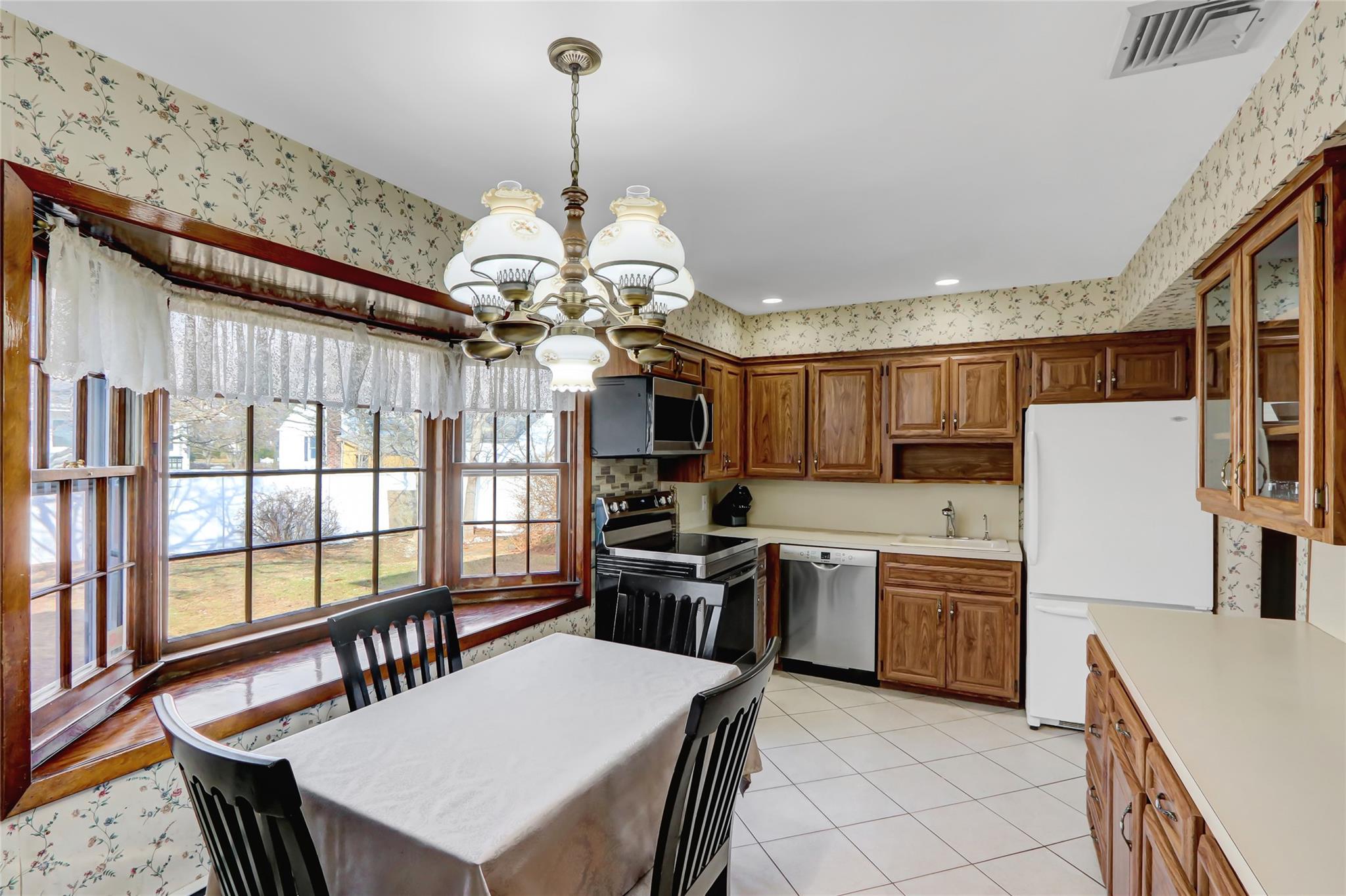 25 Arch Avenue, Farmingdale, NY 11735