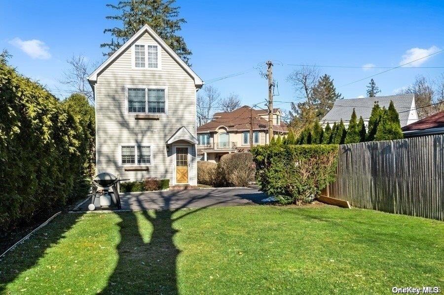 6 Morris Lane, Great Neck, NY 11024