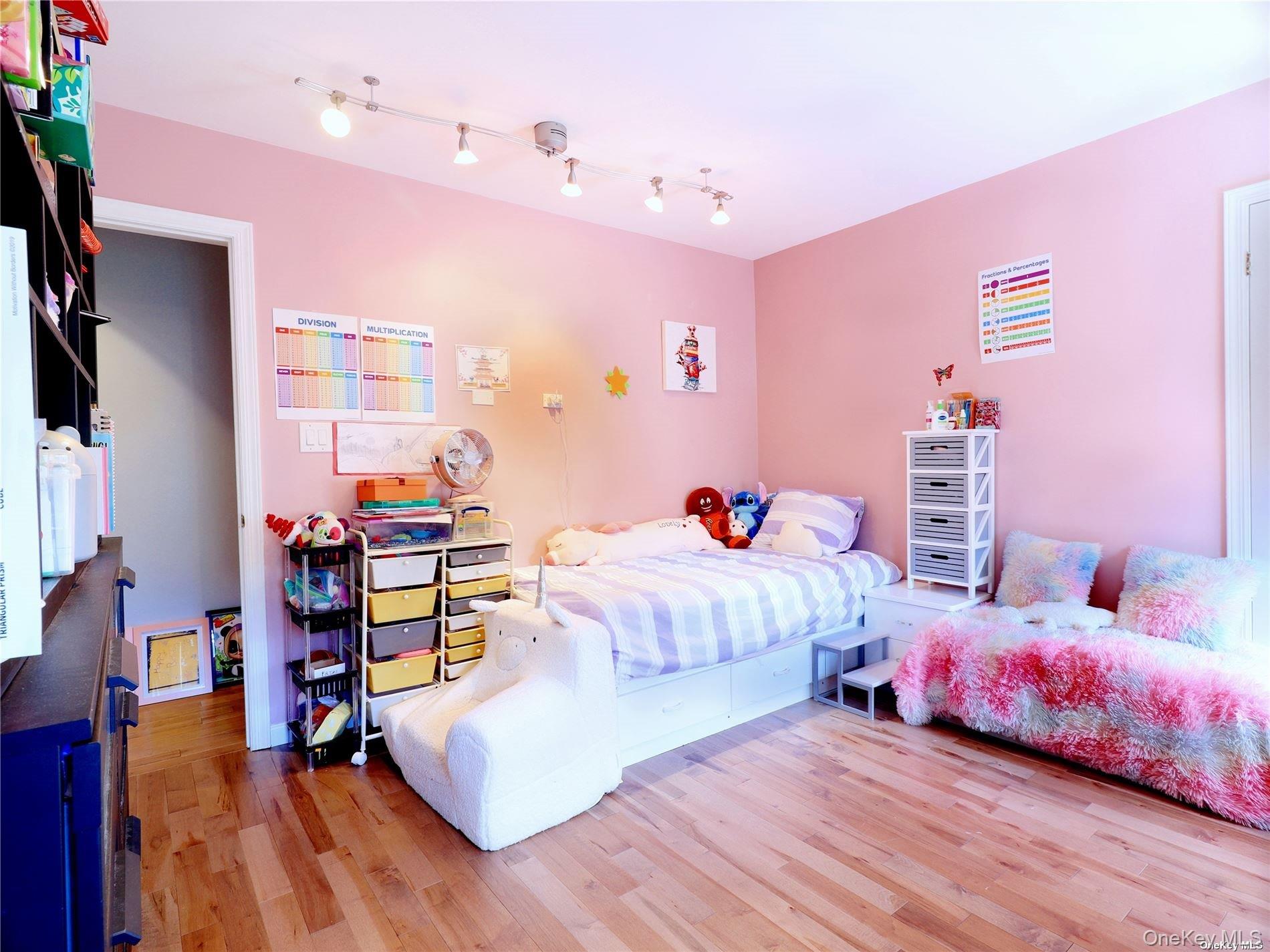 6 Morris Lane, Great Neck, NY 11024