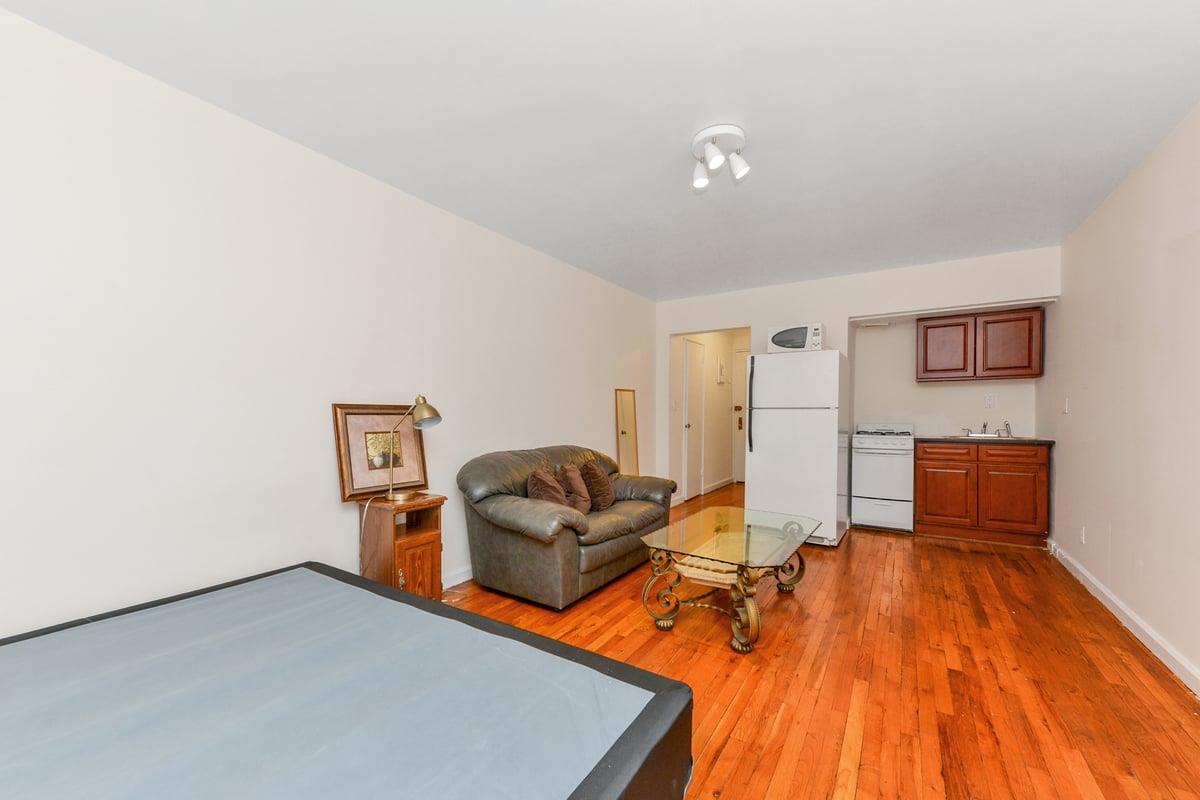 15 Canterbury Road # C11, Great Neck, NY 11021