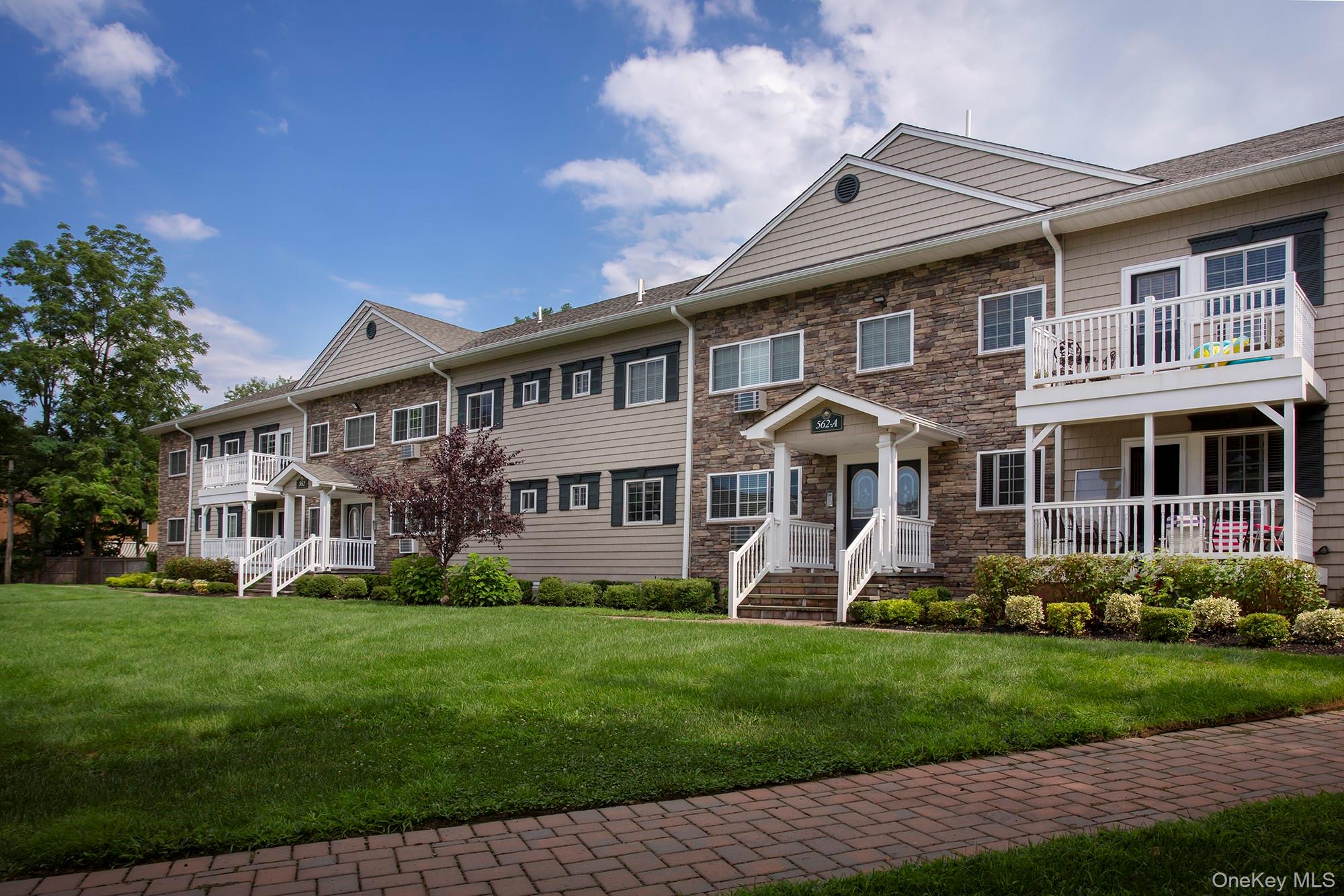 552 New Highway # 2-2d, Hauppauge, NY 11788