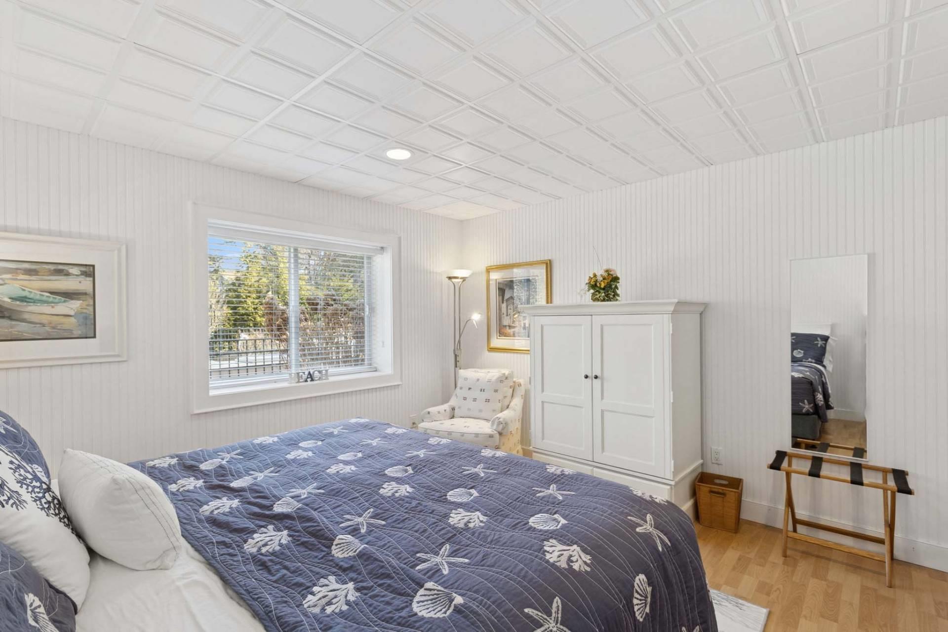 10 Peconic View Court, Southampton, NY 11968