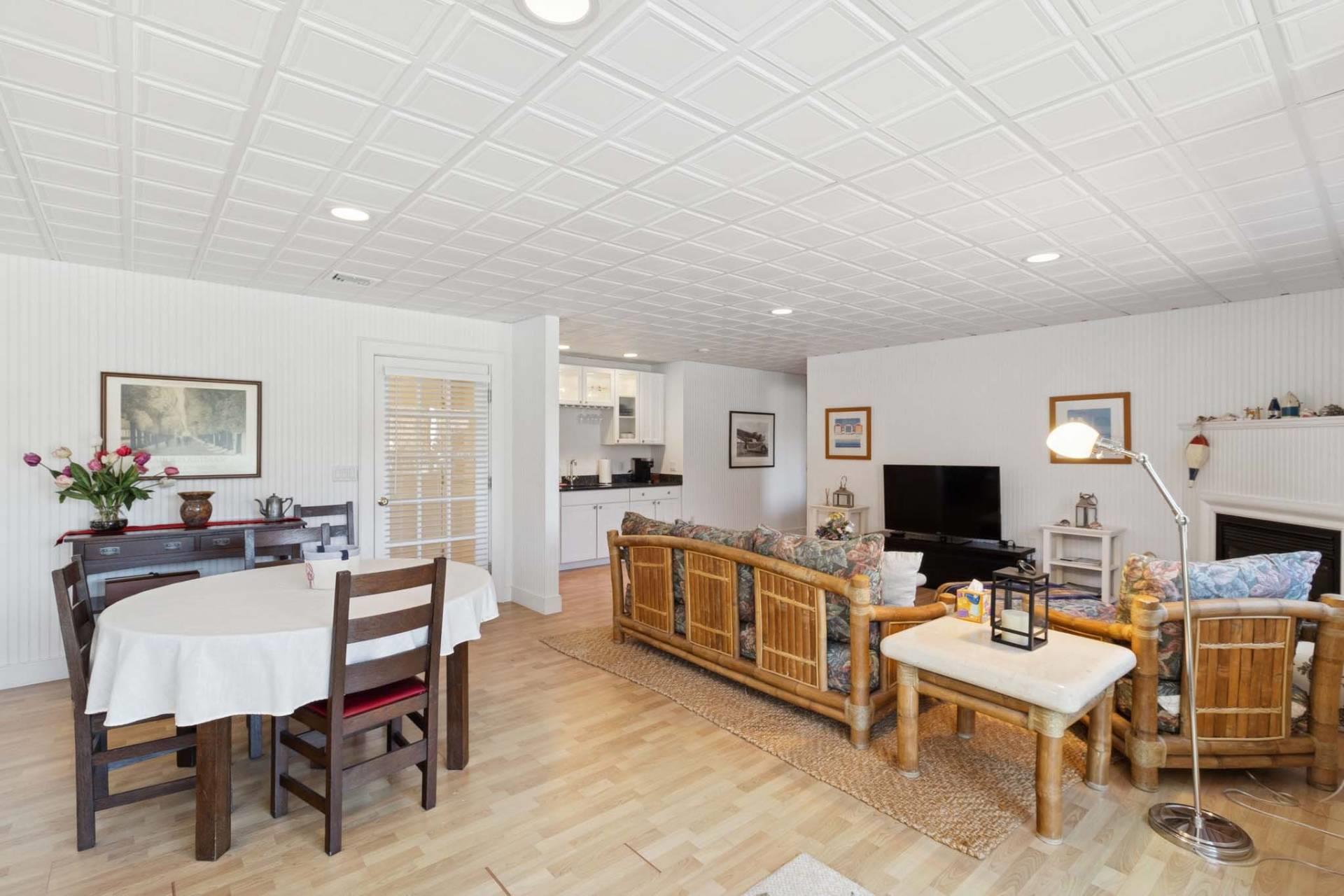 10 Peconic View Court, Southampton, NY 11968
