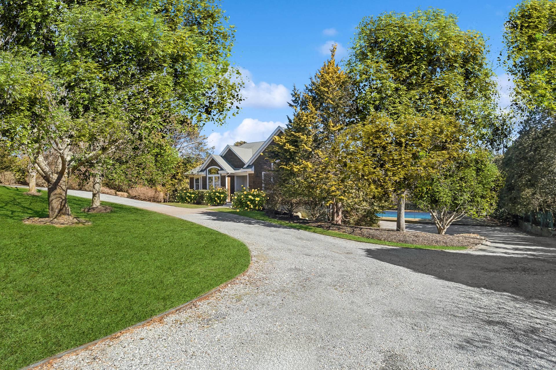 10 Peconic View Court, Southampton, NY 11968