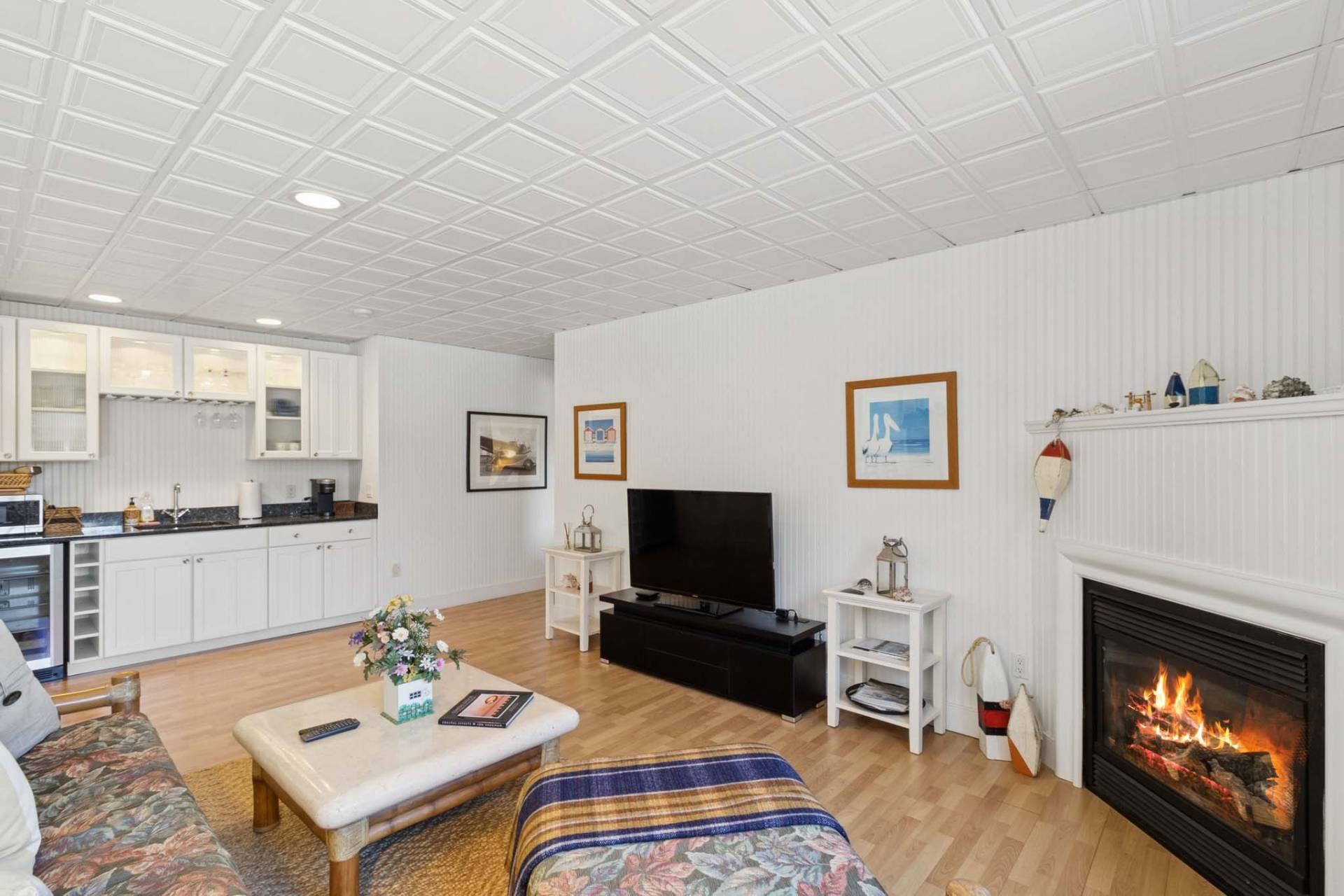 10 Peconic View Court, Southampton, NY 11968
