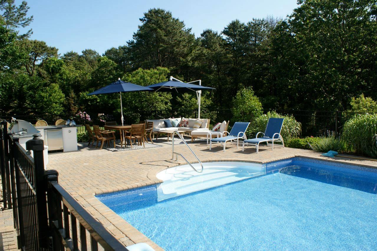 10 Peconic View Court, Southampton, NY 11968