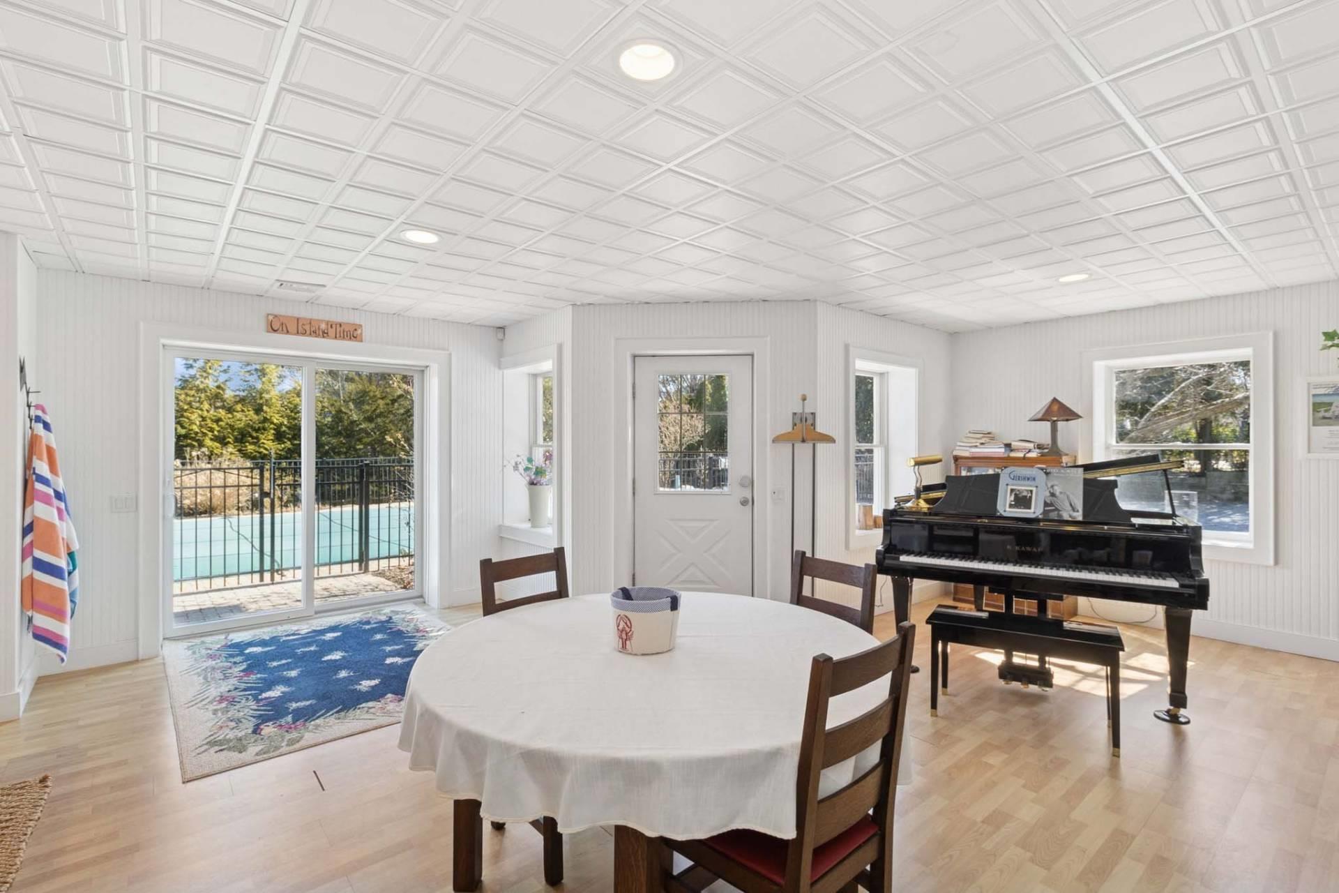 10 Peconic View Court, Southampton, NY 11968