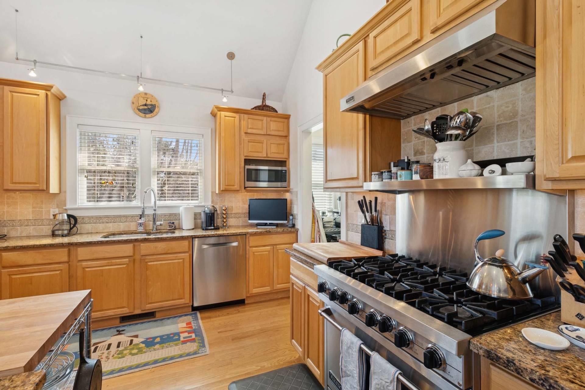 10 Peconic View Court, Southampton, NY 11968
