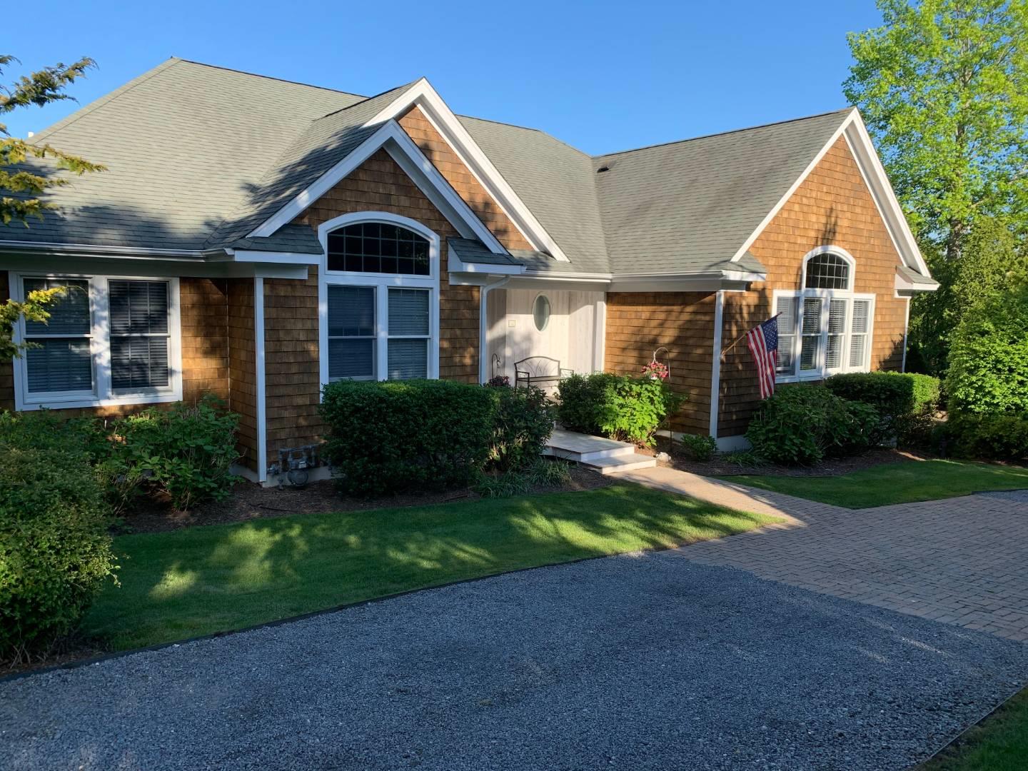 10 Peconic View Court, Southampton, NY 11968
