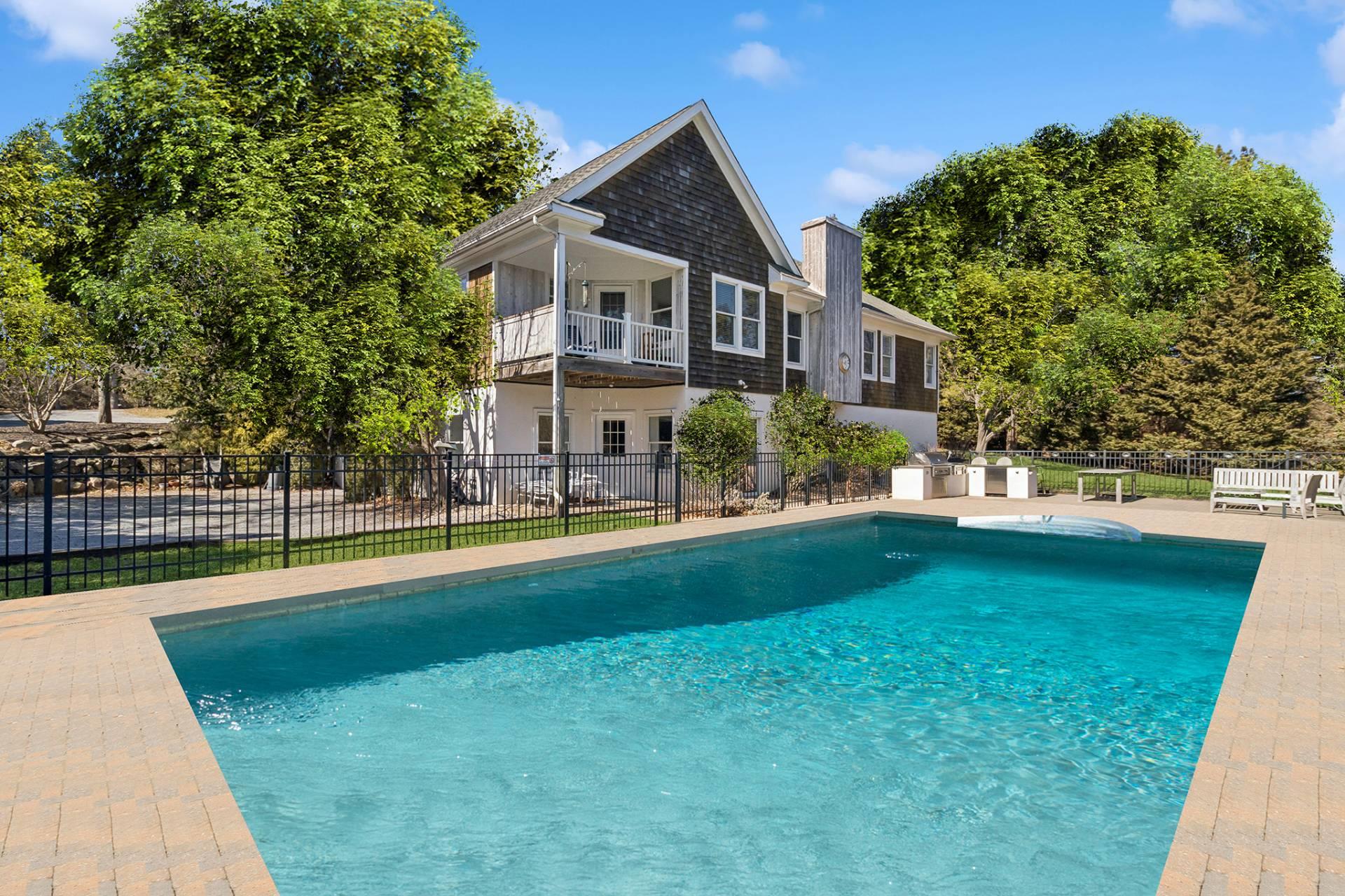 10 Peconic View Court, Southampton, NY 11968