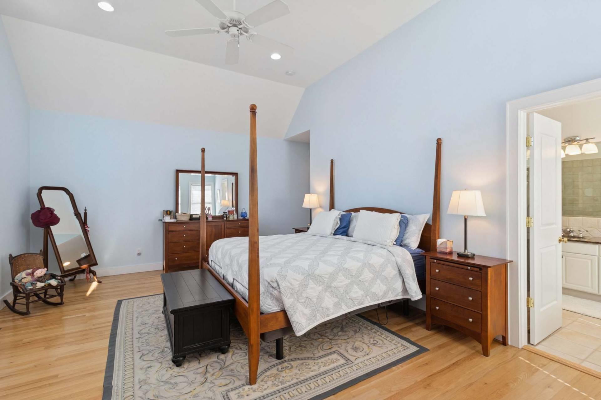 10 Peconic View Court, Southampton, NY 11968