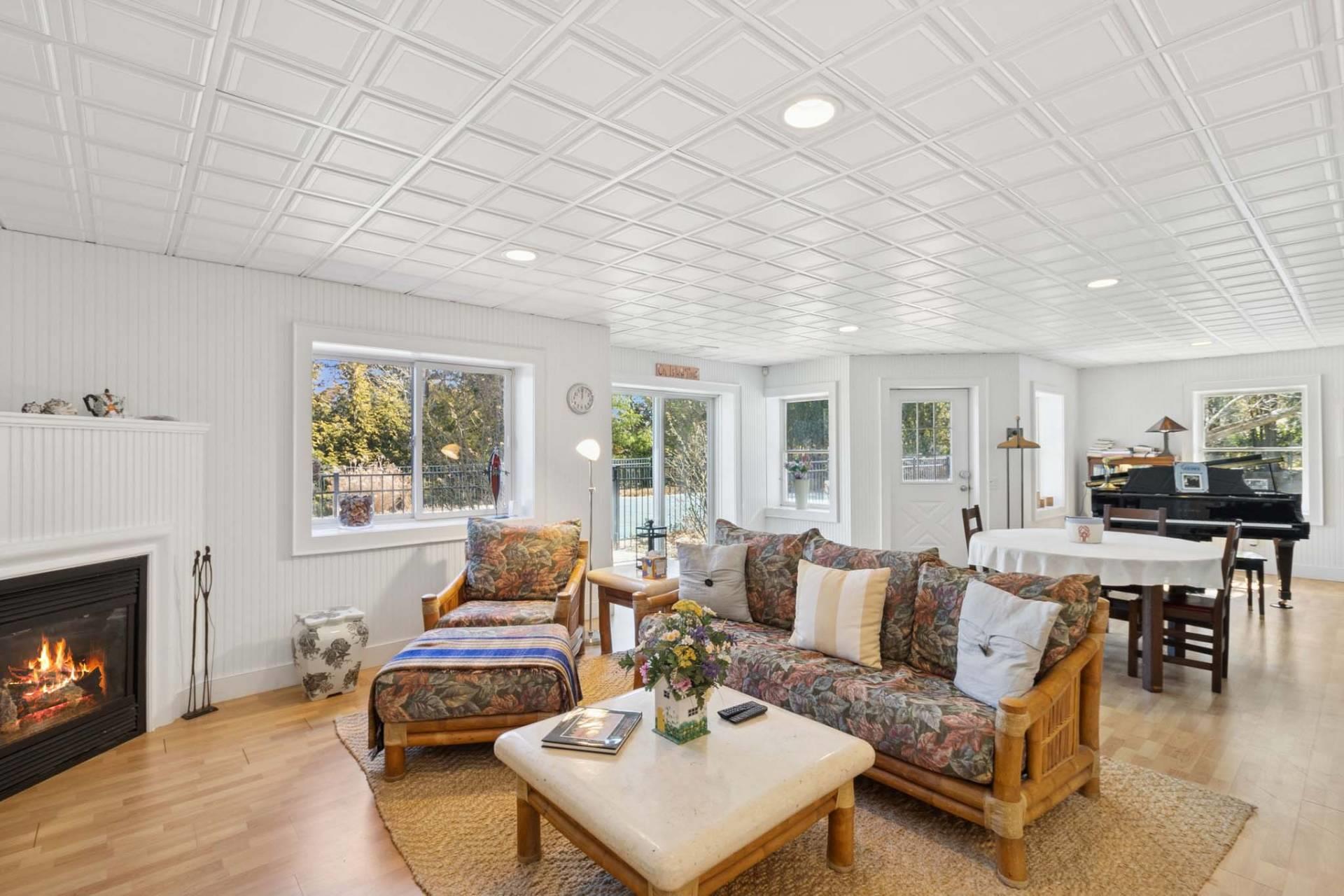 10 Peconic View Court, Southampton, NY 11968
