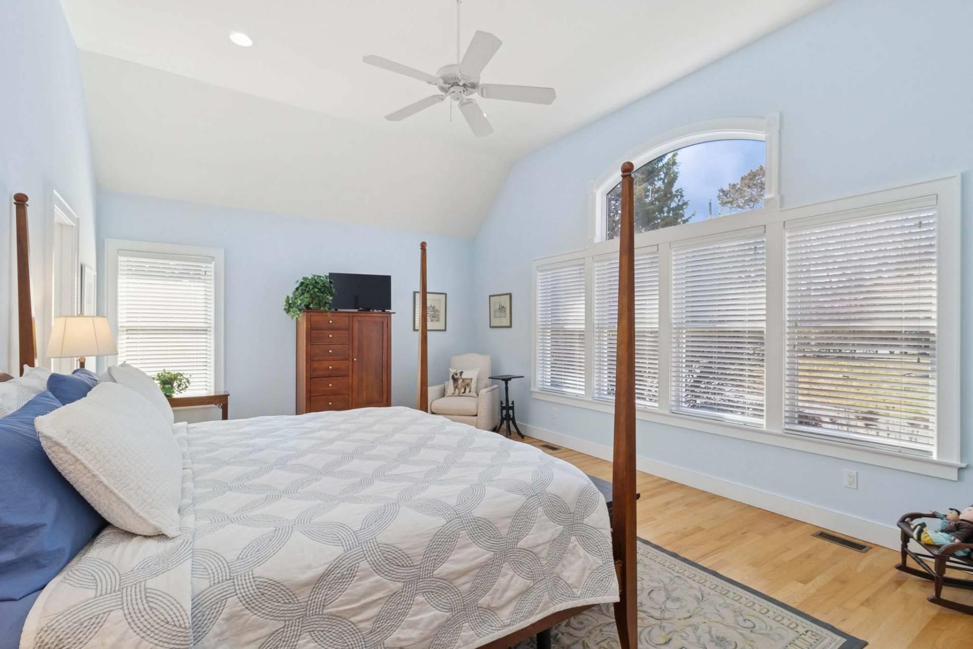 10 Peconic View Court, Southampton, NY 11968