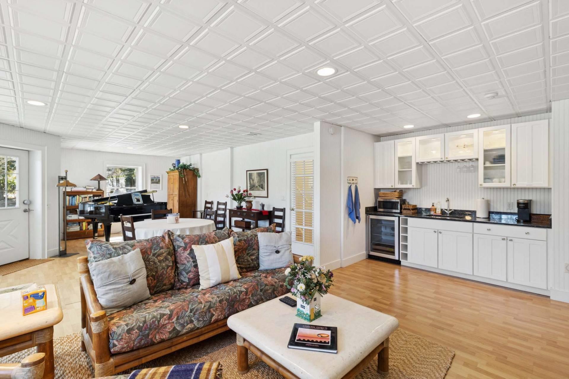 10 Peconic View Court, Southampton, NY 11968